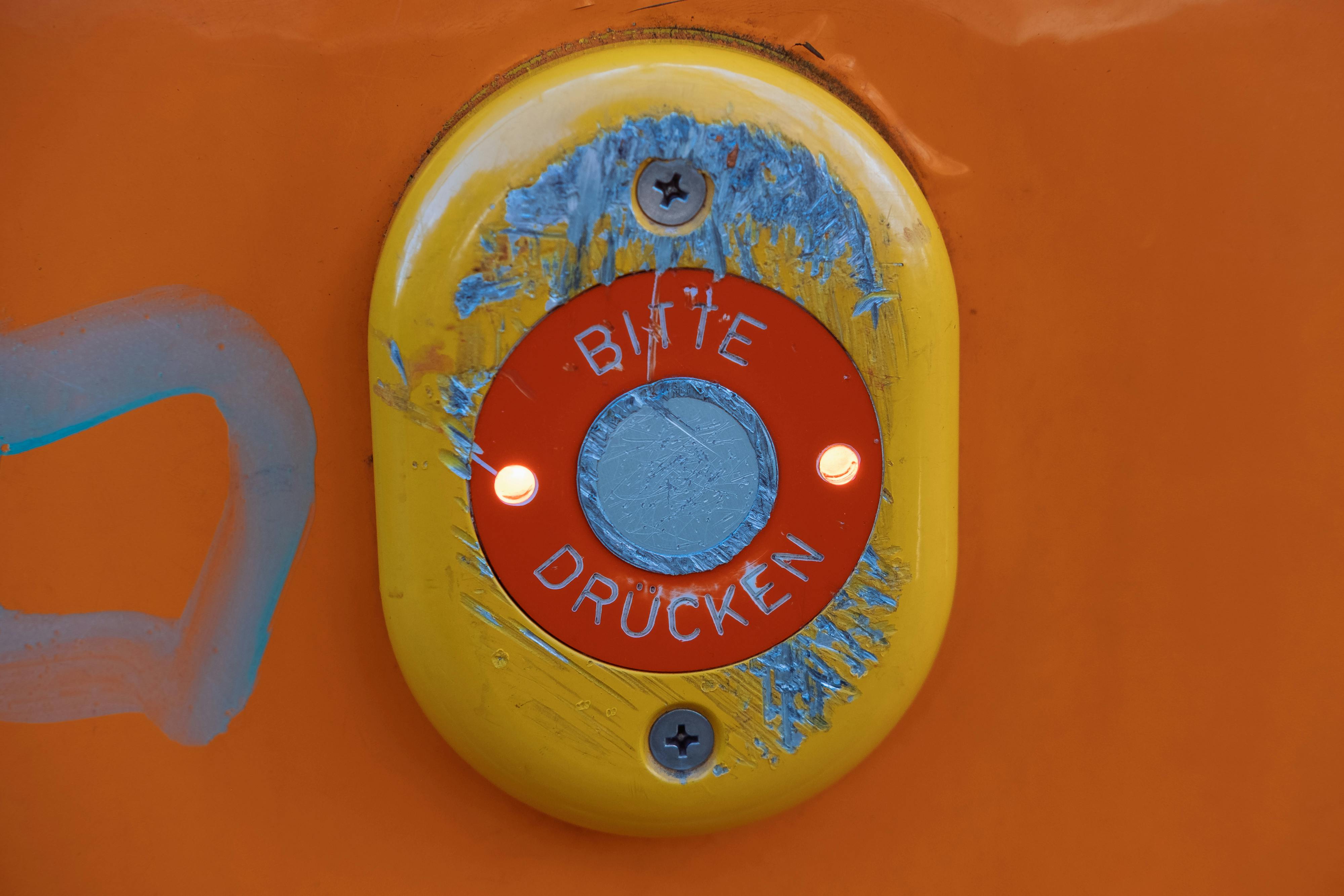 Gratuit Vedere detaliată a unui buton uzat cu text în germană în transportul public urban. Fotografie de stoc