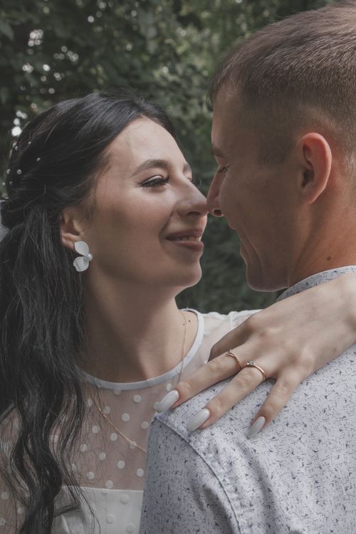 Free Young couple sharing a tender moment in an outdoor setting, exuding romance and love. Stock Photo