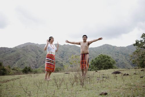 Free Couple dressed in traditional Filipino clothing enjoying a scenic outdoor setting. Stock Photo