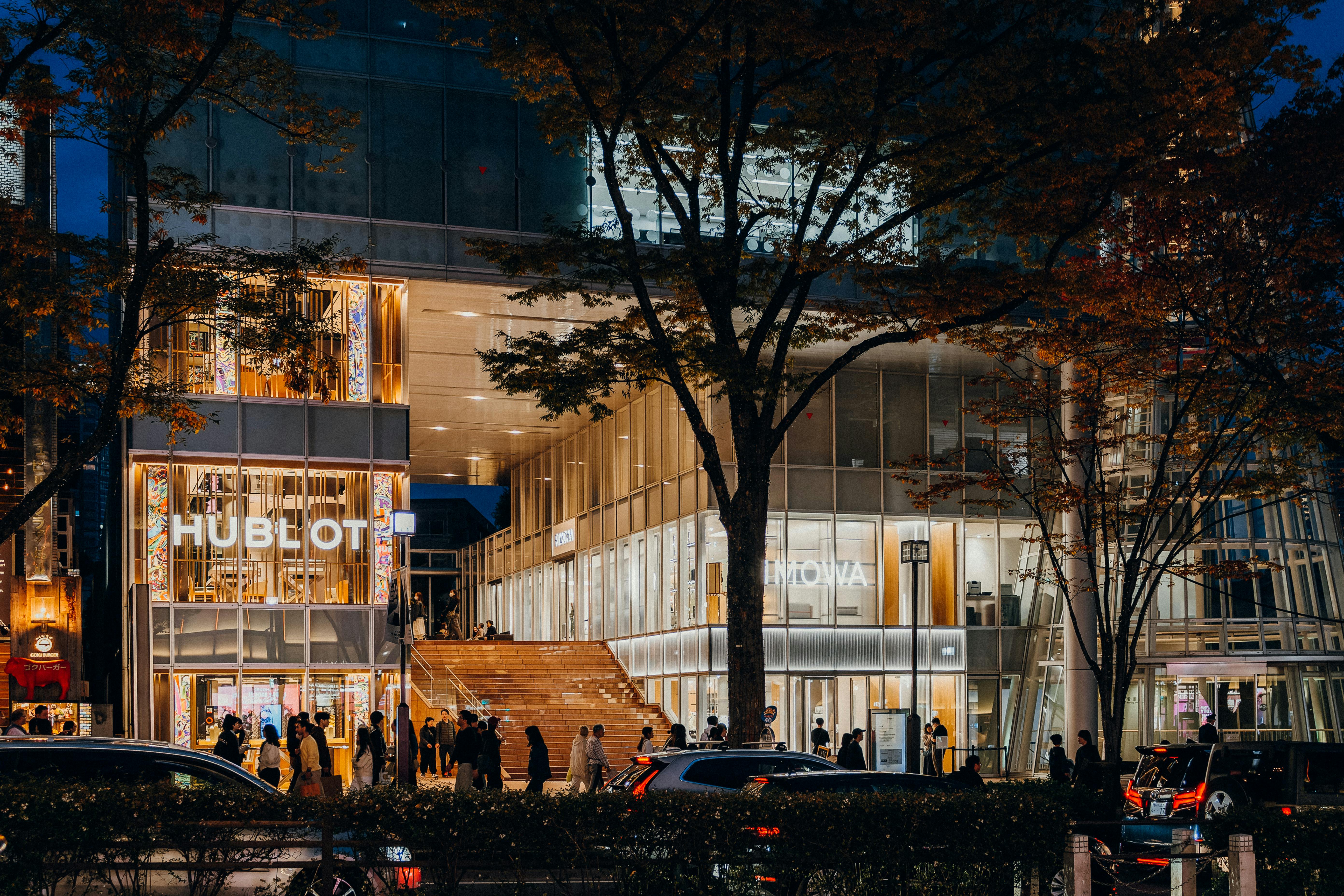 Gratis Nattutsikt over Ginza Six i Tokyo med travle shoppere og opplyste utstillingsvinduer. Arkivbilde