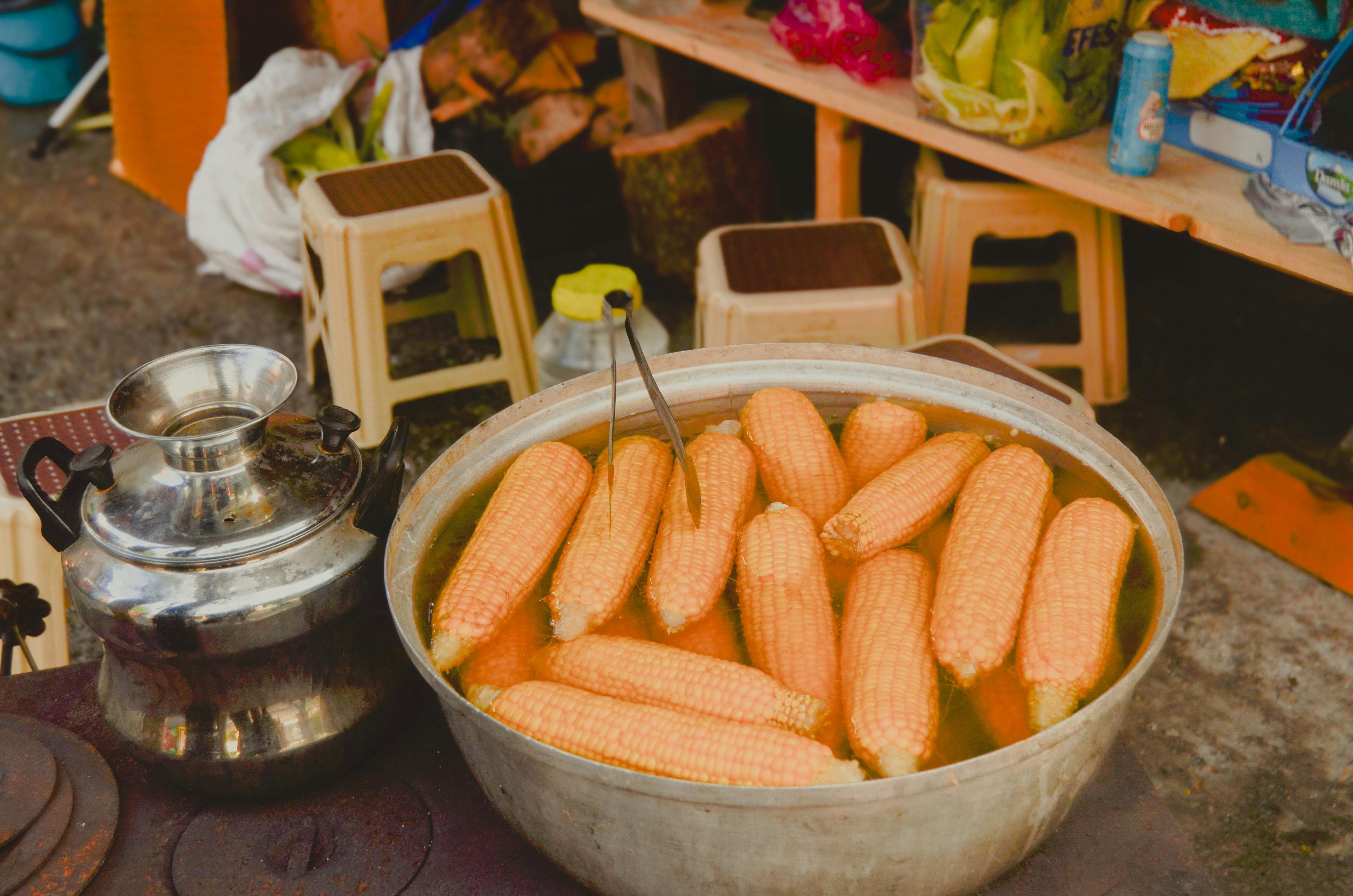 Gratis Nærbilde av kokt maiskolber i en stor gryte på et utendørs gatemarked. Arkivbilde