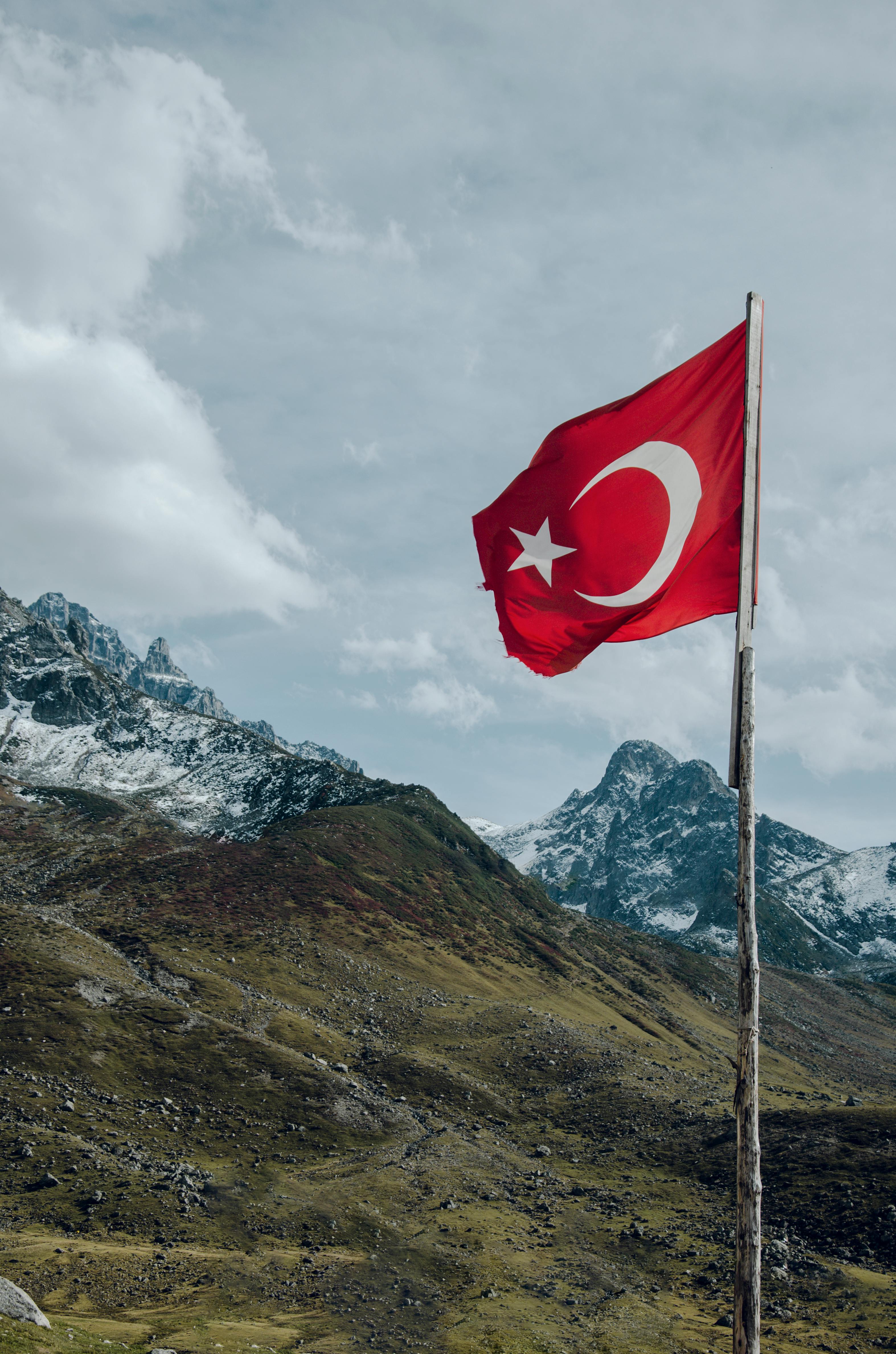 Die türkische Flagge hängt aus dem Autofenster - ein lizenzfreies Stock  Foto von Photocase