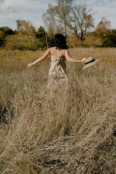 一个人戴着太阳帽走过秋田，展现了无忧无虑的户外时尚