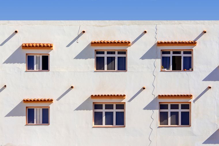 Fachada simetrica con tejas de terracota bajo el cielo azul