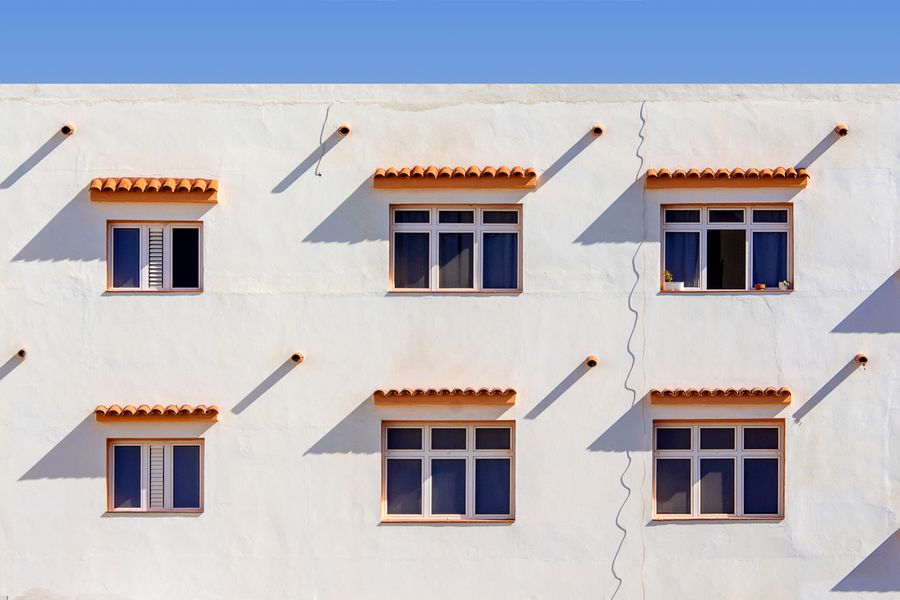Fachada simetrica con tejas de terracota bajo el cielo azul