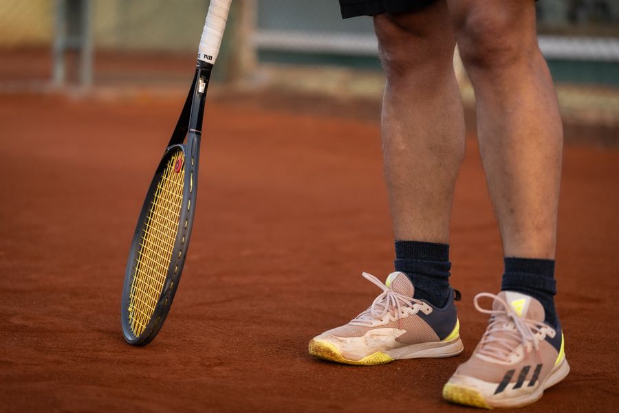 Tenista en cancha de arcilla