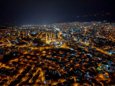 Stunning aerial view of Kahramanmaraş city at night, featuring illuminated streets and architecture.