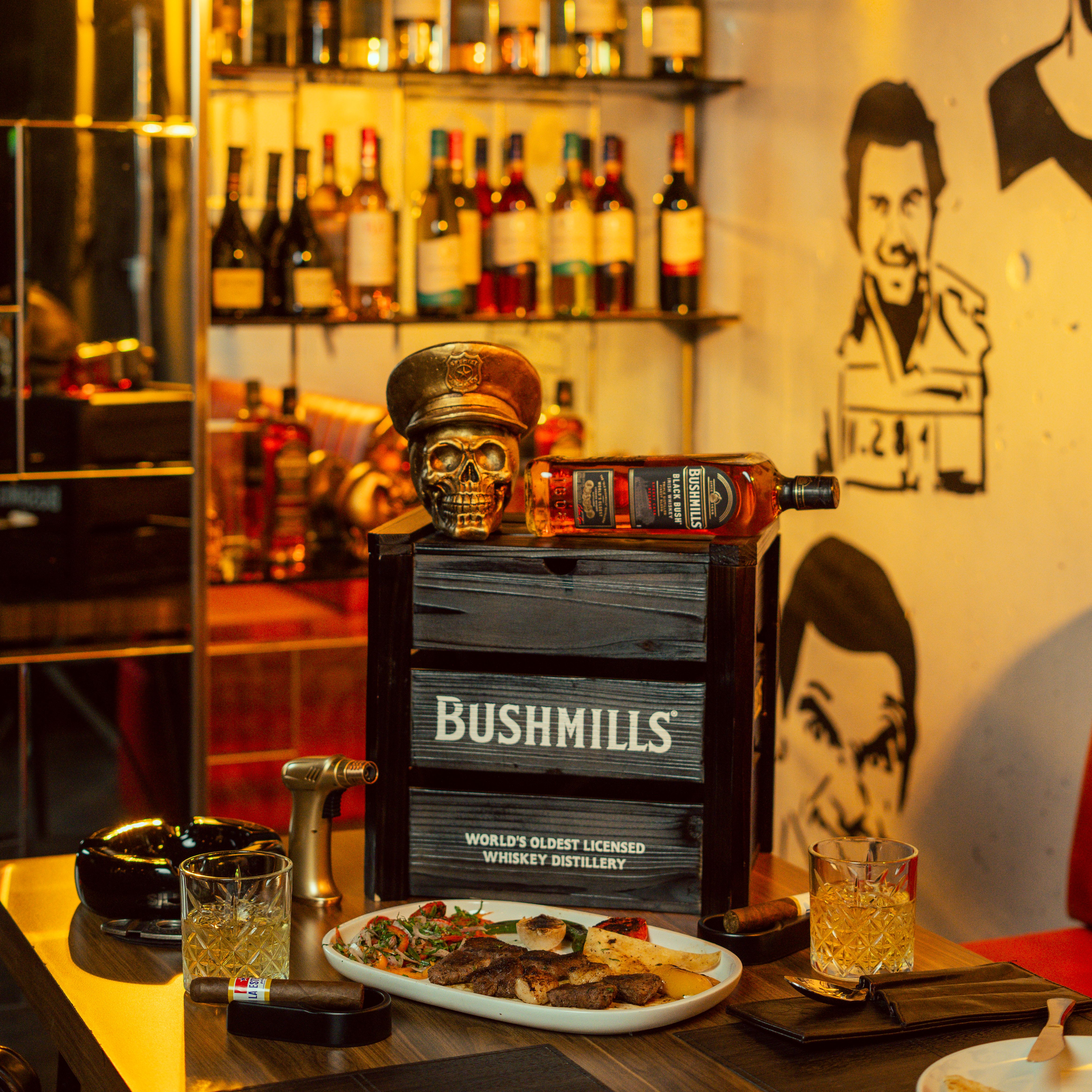 Gratis Levende barscene i Erbil med Bushmills whisky-udstilling og appetitvækkere. Lagerfoto