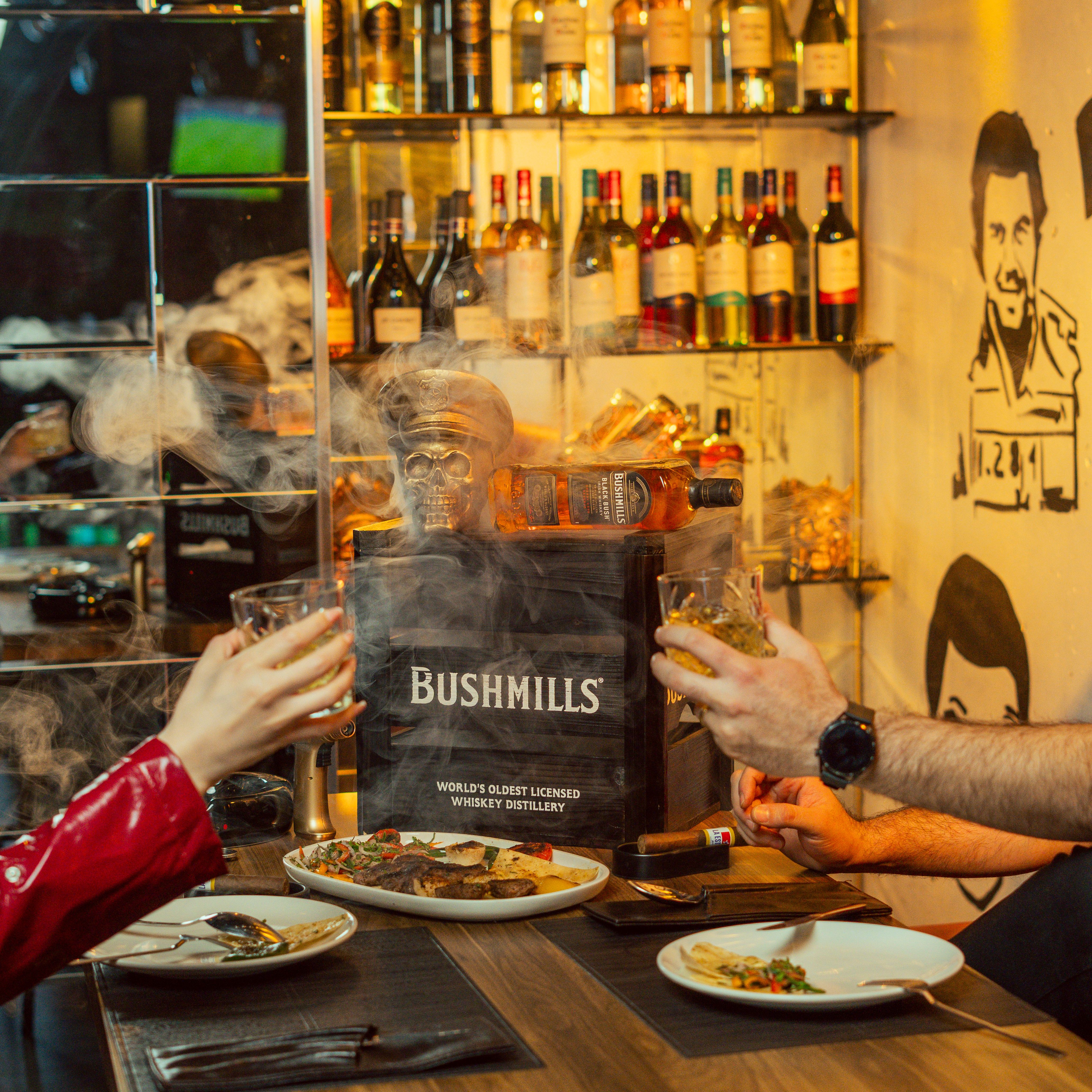 Gratis Varm atmosfære i en bar i Erbil med Bushmills whisky og appetitvækkere. Ideel til festlige sammenkomster. Lagerfoto