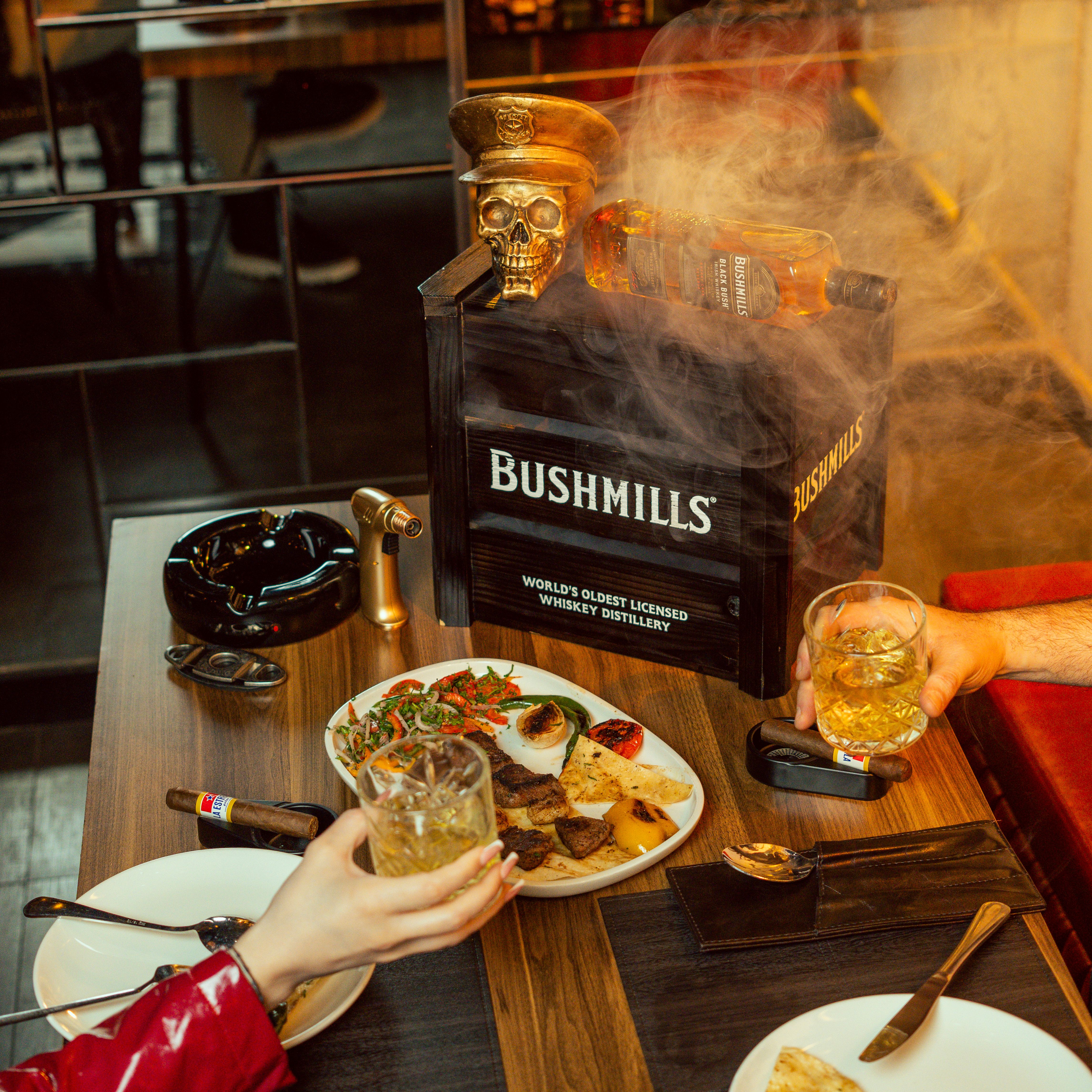 Gratis En hyggelig sammenkomst med Bushmills whisky og et kurdisk måltid i Erbil, Irak. Lagerfoto