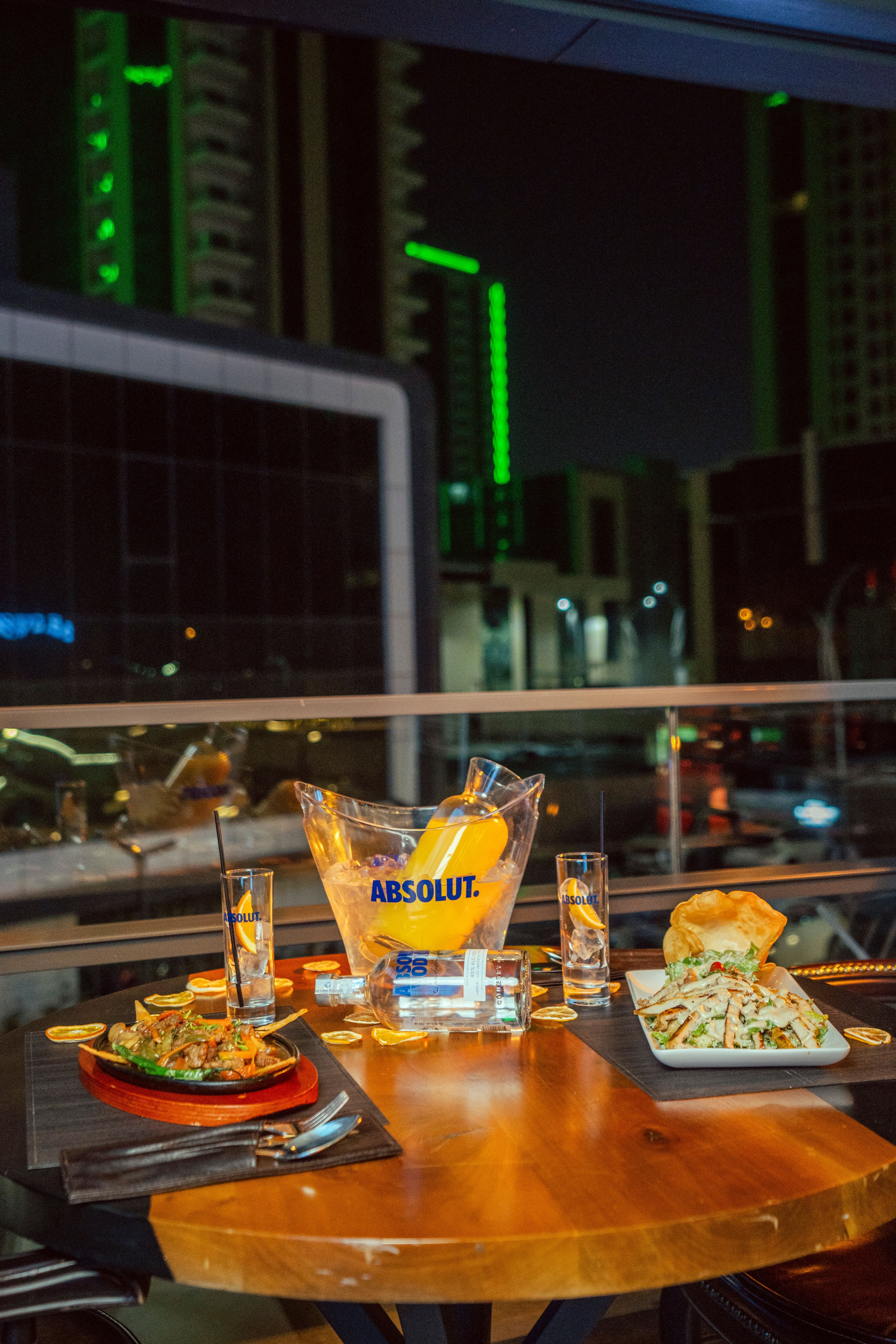 Gratis Luksuriøs aftenspisning med Absolut vodkaflaske i Erbil, Irak. Lagerfoto