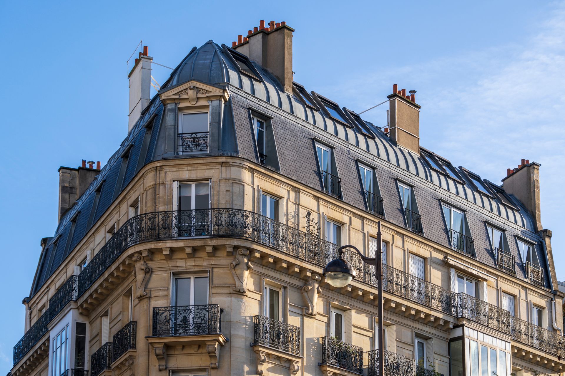 Architecture haussmannienne parisienne élégante sous ciel lumineux