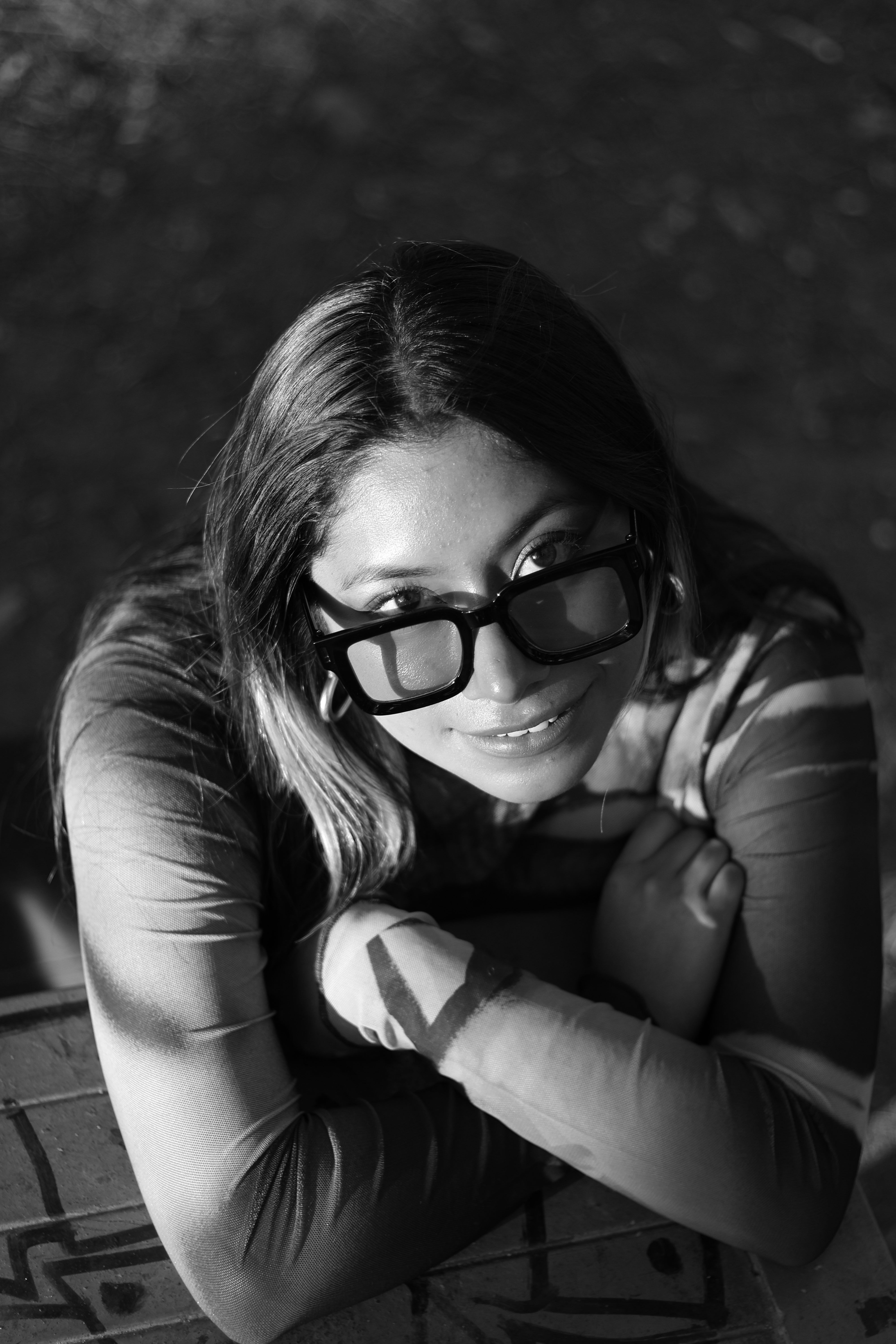 Retrato En Blanco Y Negro De Una Mujer Con Gafas · Foto de stock gratuita