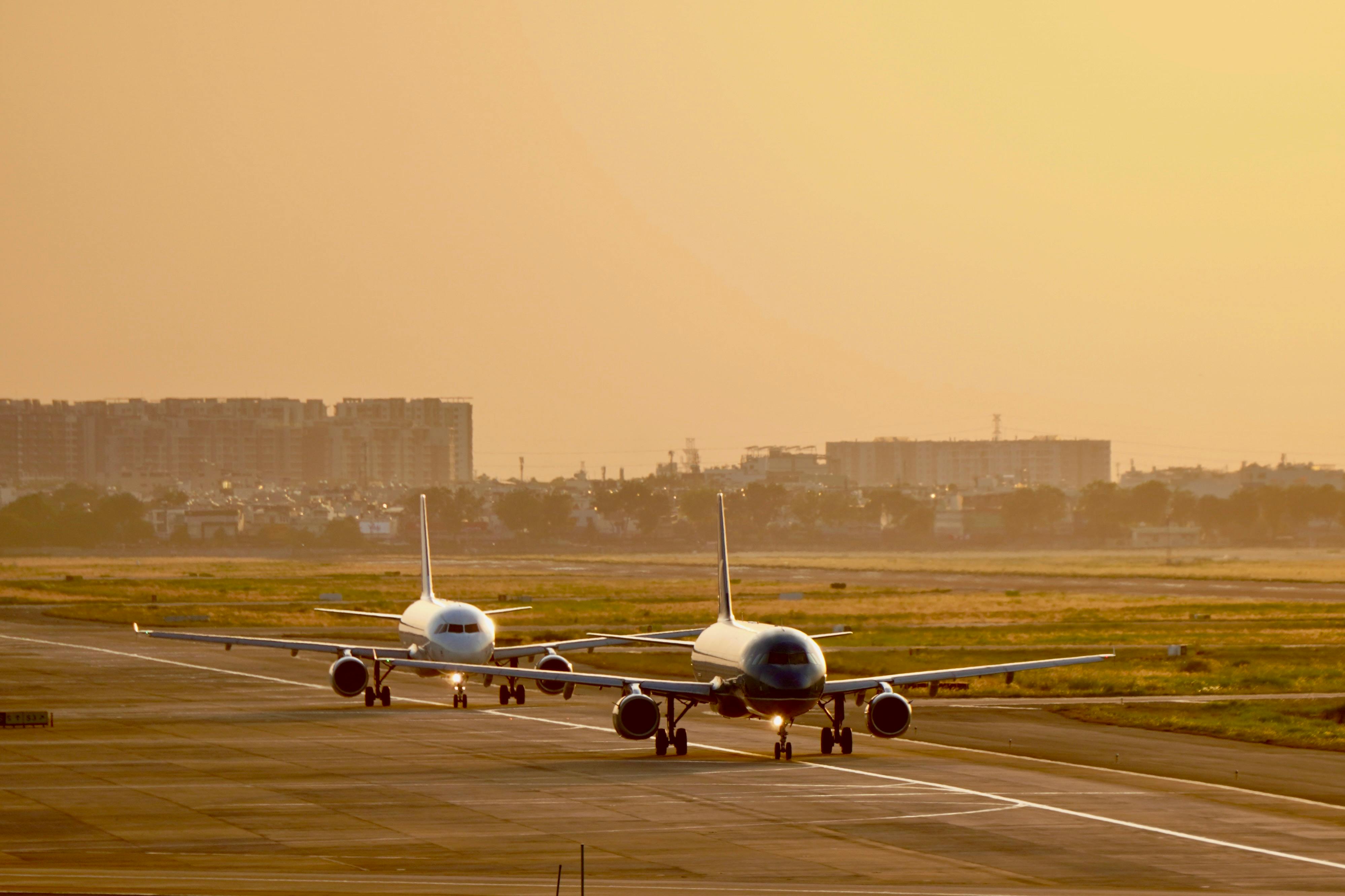 Avions roulant sur la piste d'un aéroport indien