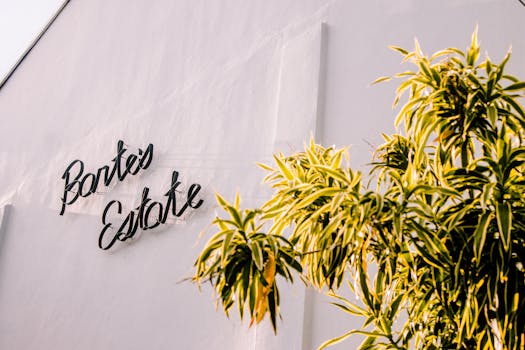 这座建筑立面阳光明媚，绿植郁郁葱葱，标牌优雅，坐落于宁静的户外环境中