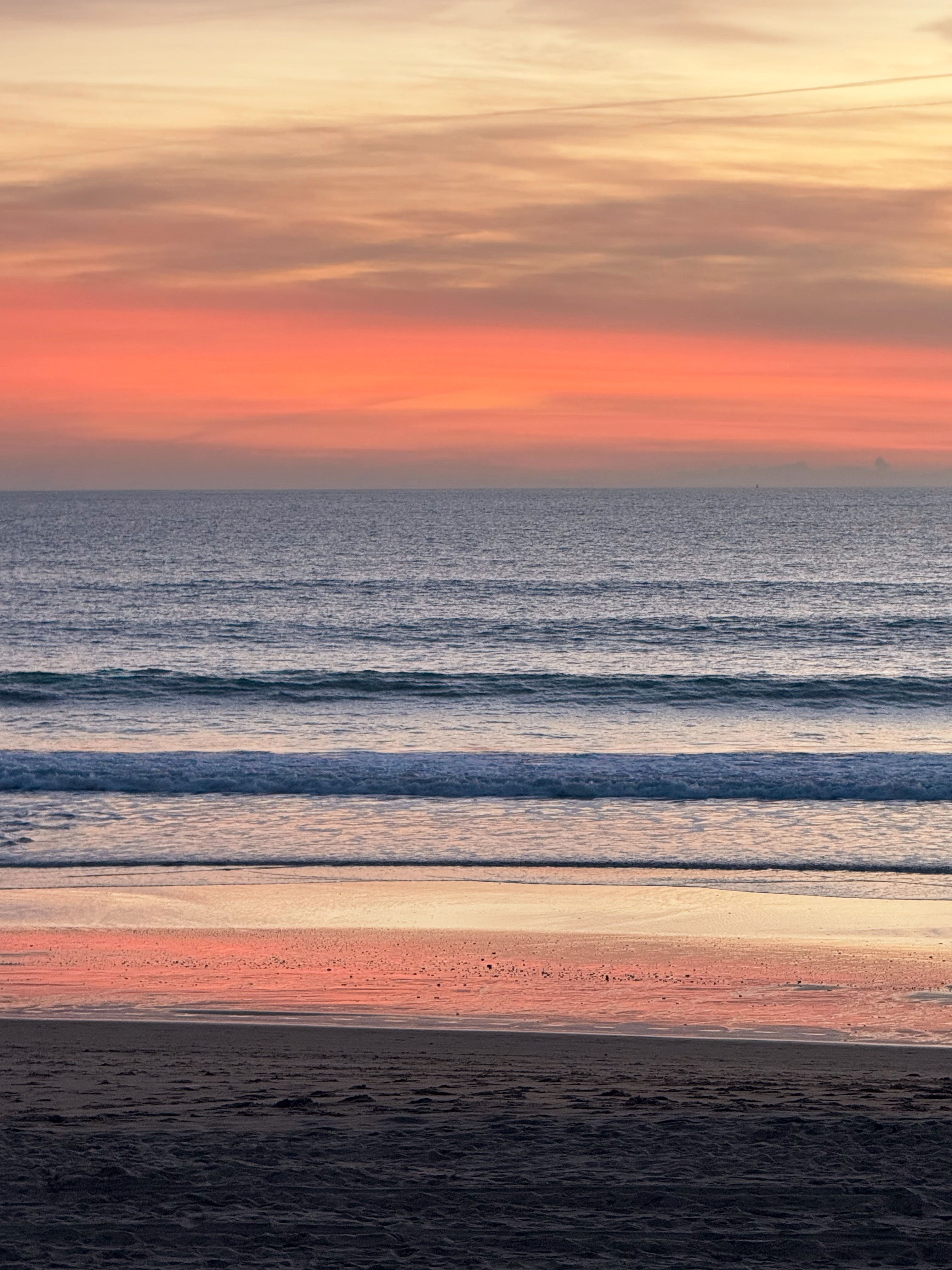 Serene Sunset Over Calm Ocean Waves · Free Stock Photo