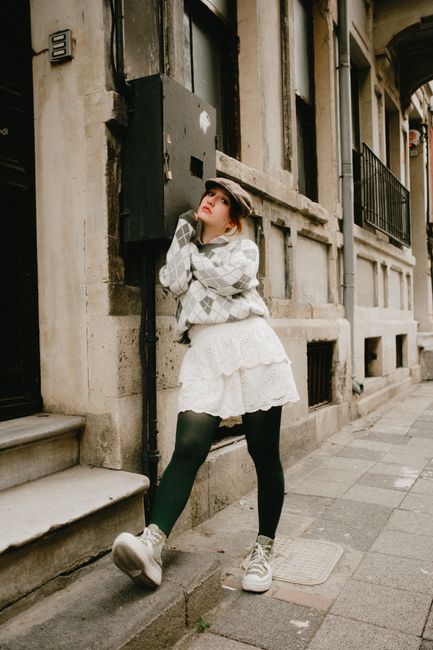 Casquette gavroche, pull en argyle et une jupe blanche pour alléger le tout 🤍 ma tenue préférée de la semaine
#tenuedujour #gray #sweater #cap