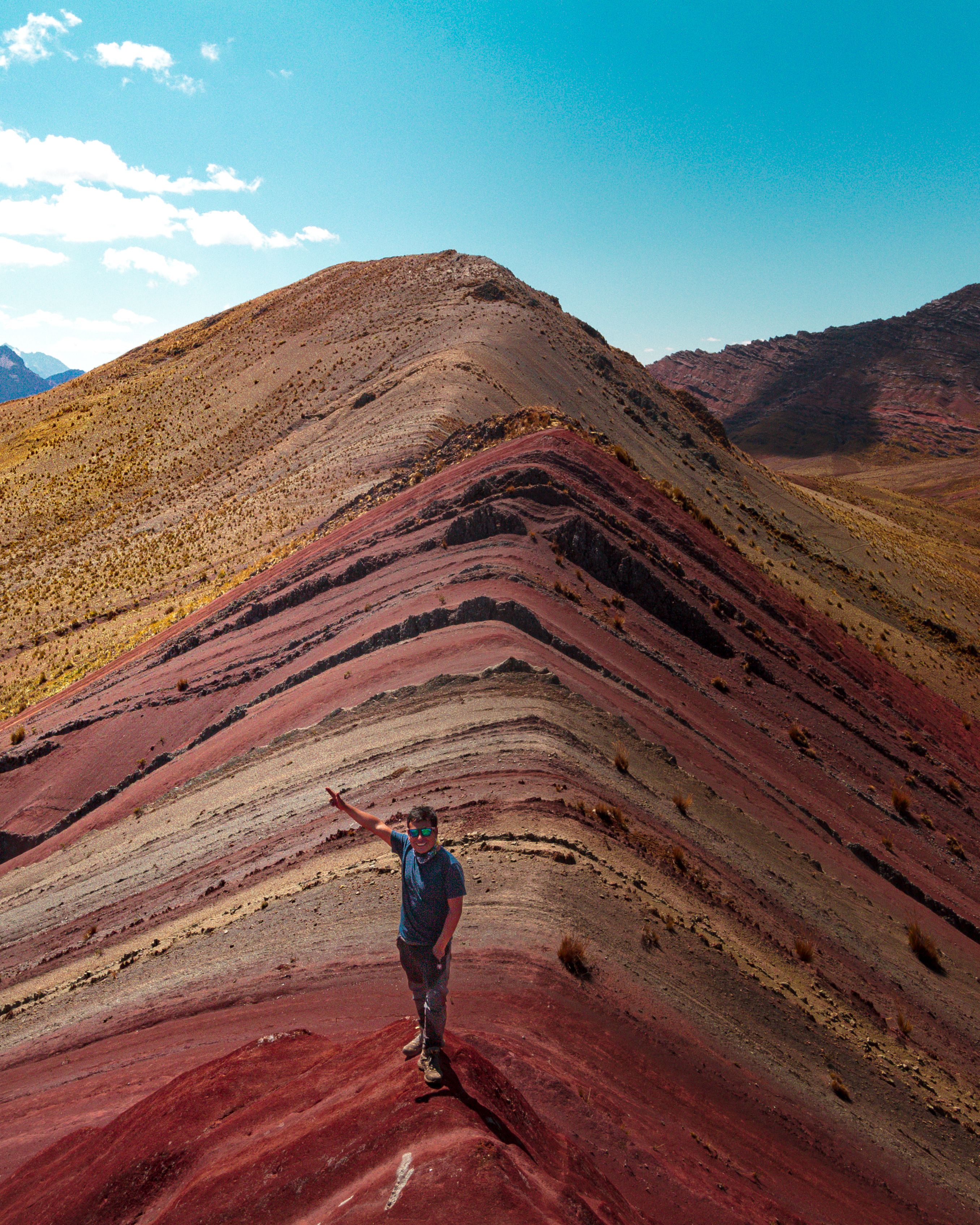 Excursionista En La Colorida Cresta De Una Montaña En Perú · Foto de ...