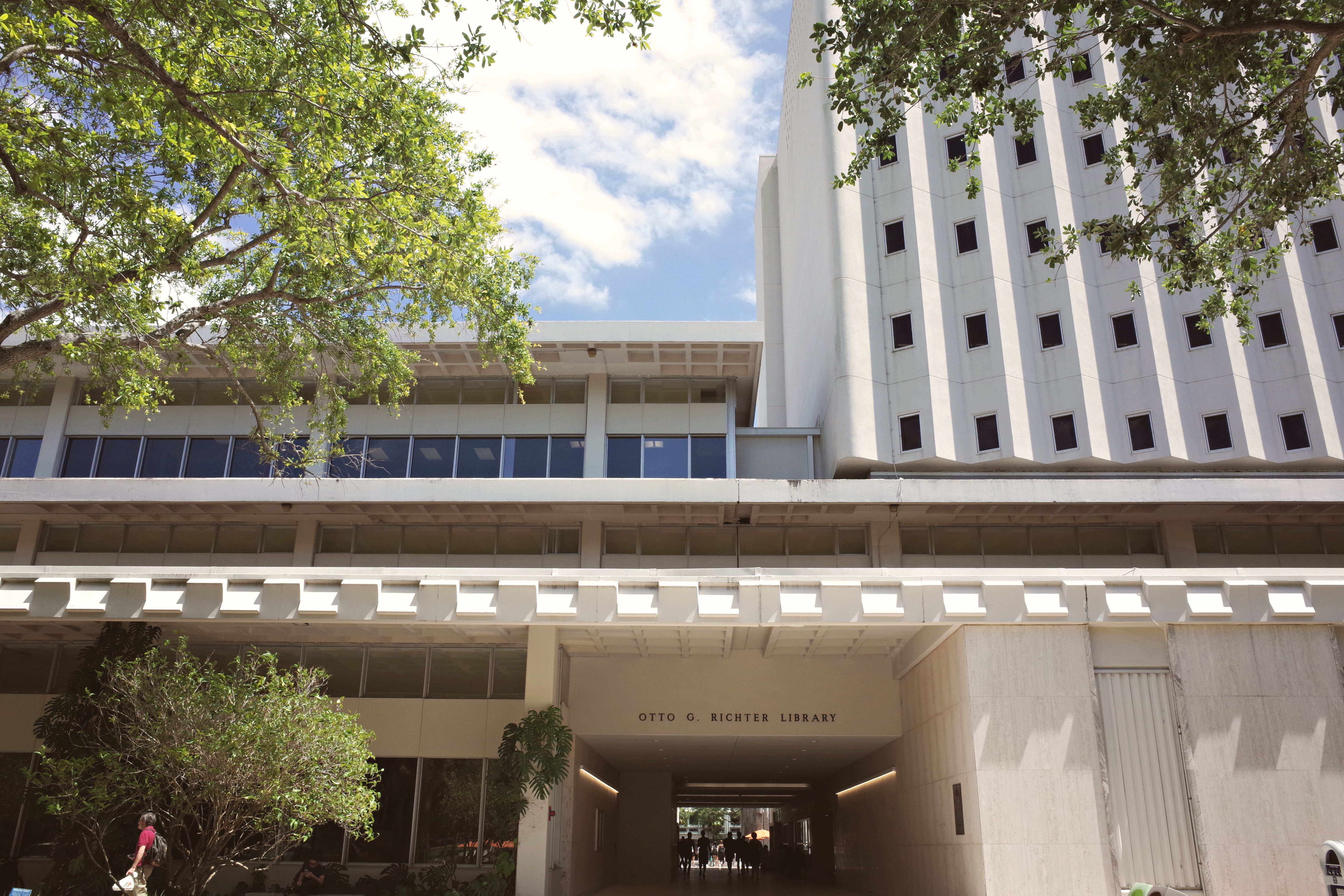 Biblioteca De La Universidad De Miami En La Soleada Coral Gables · Foto ...
