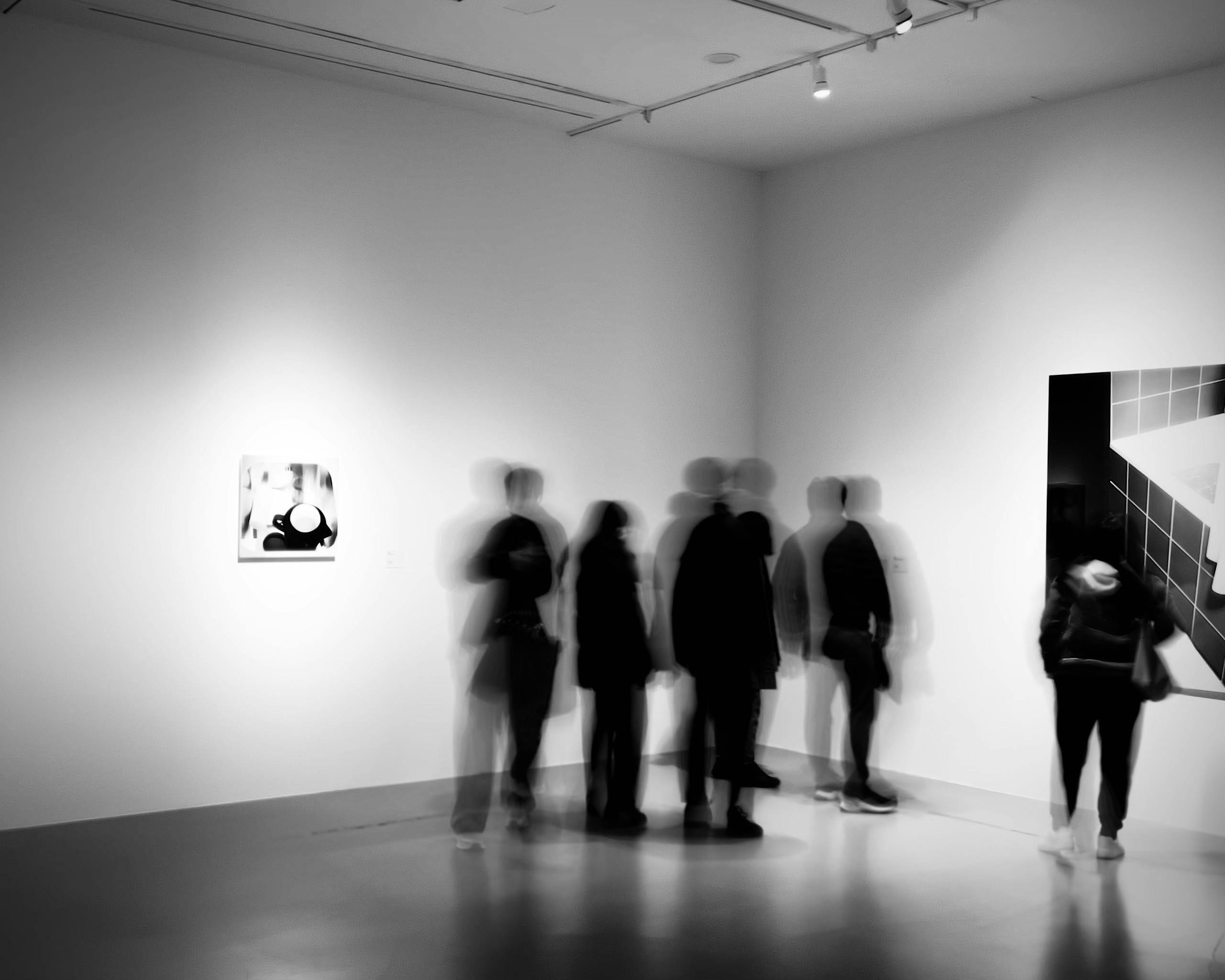 美術館室內的現代藝術裝置