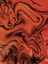 这幅动态抽象丙烯酸绘画，以充满活力的红色和橙色漩涡为特色