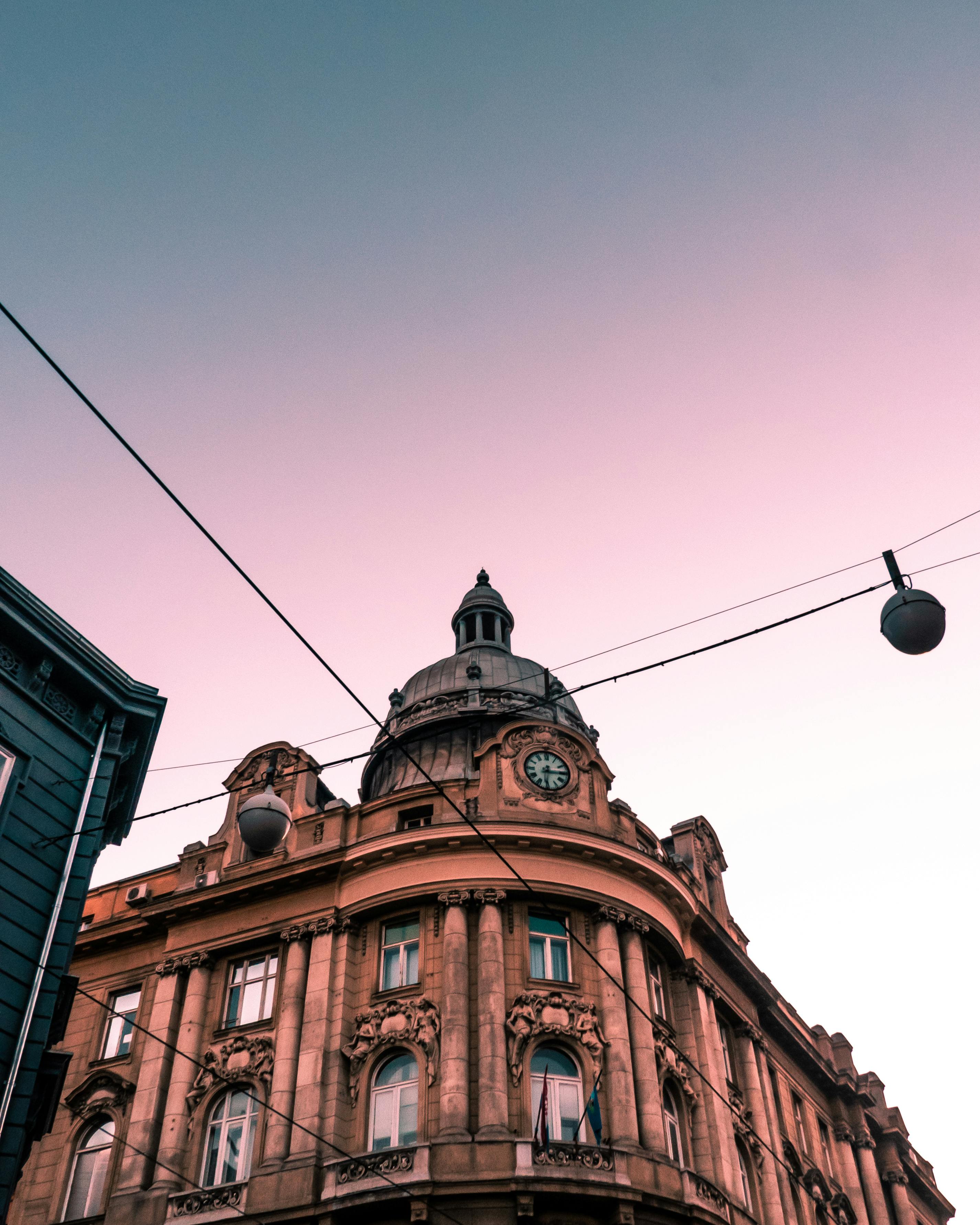 黄昏的天空下，历史建筑优雅地展现着城市建筑之美