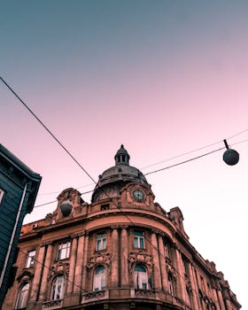 黄昏的天空下，历史建筑优雅地展现着城市建筑之美