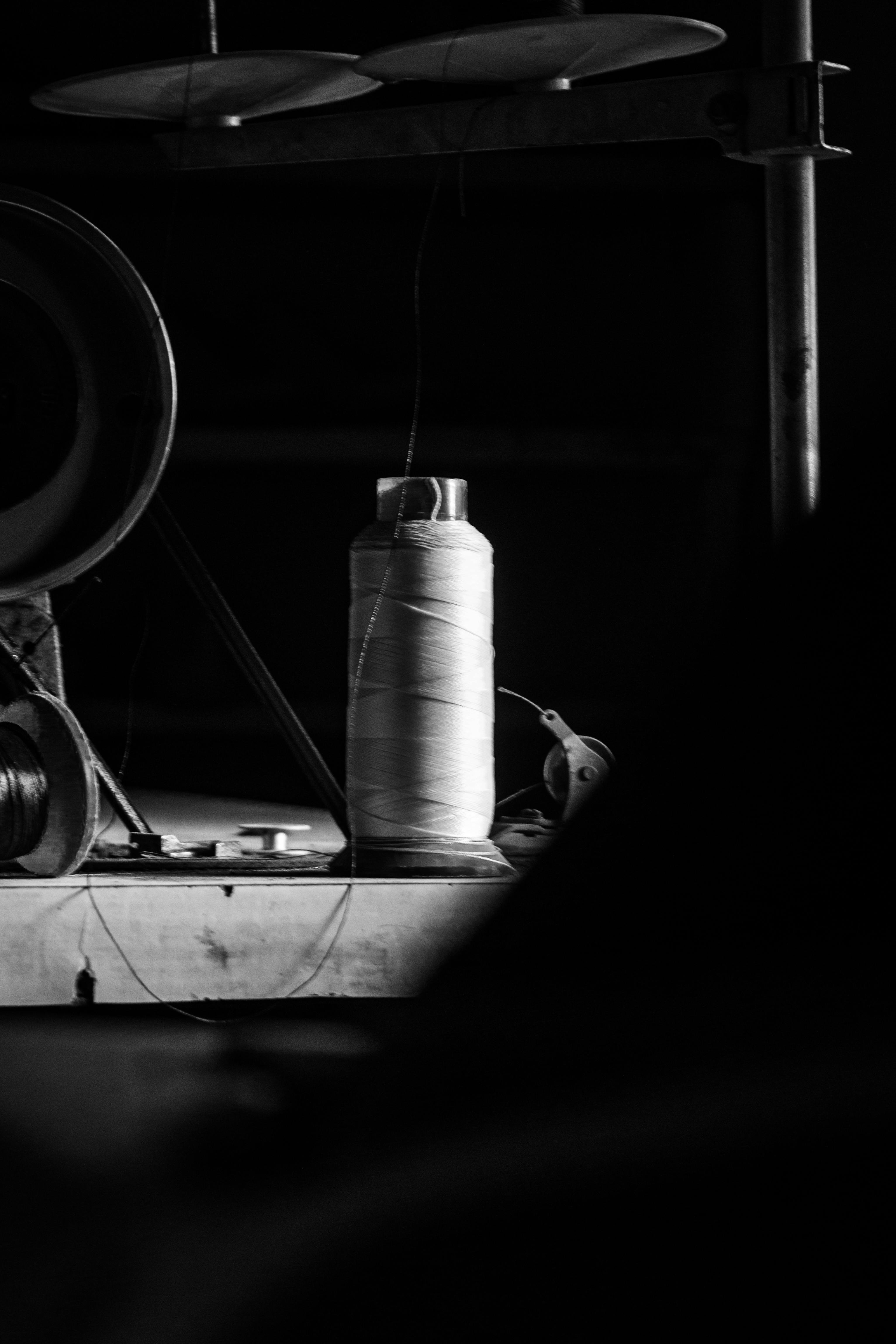 gratis Monochrome foto van een naaimachine met ouderwetse apparatuur, waarbij texturen en contrasten worden benadrukt. Stockfoto