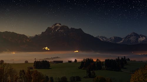 夜间阿尔卑斯山的风景照片