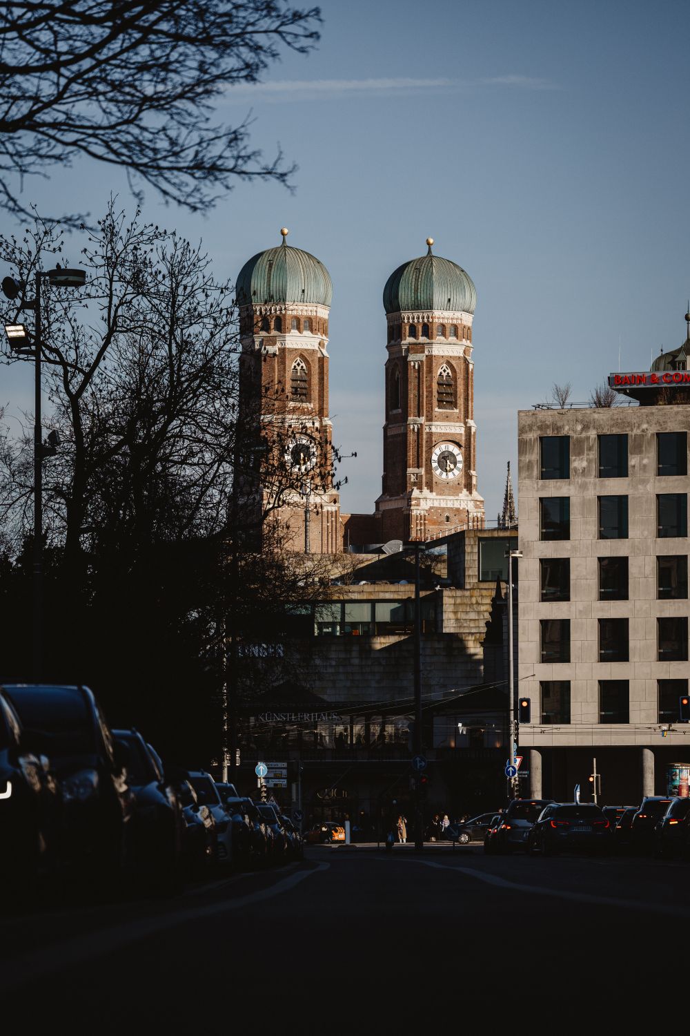 Turnurile cu cupole verzi ale catedralei Frauenkirche din München