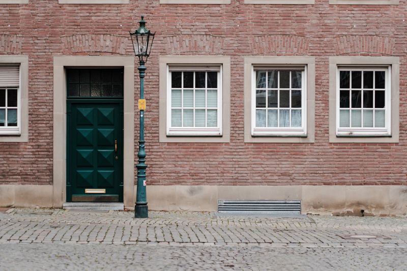 Altbaufassade mit Bogenfenstern in Düsseldorf