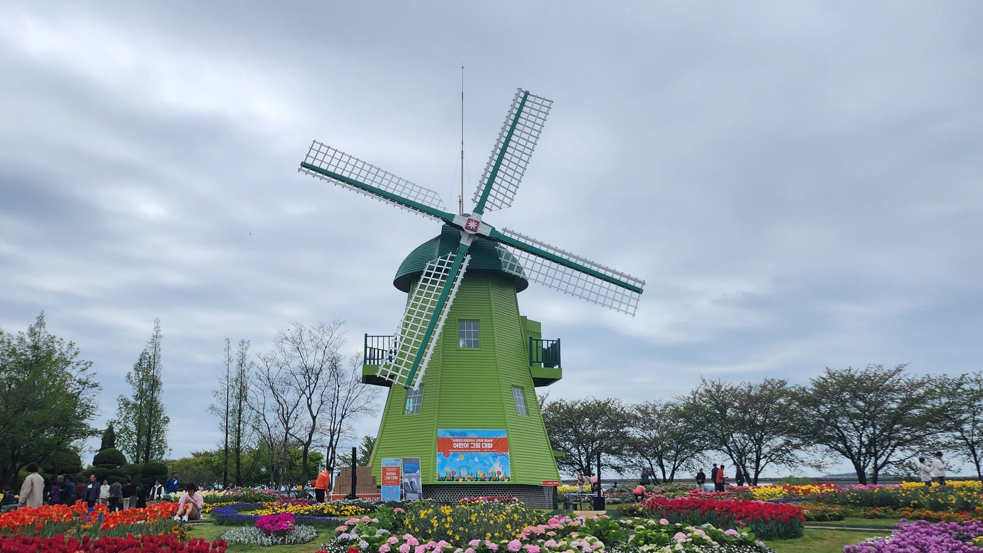 garden of morning calm korea selatan dengan suasana taman bunga warna-warni untuk wisata keluarga