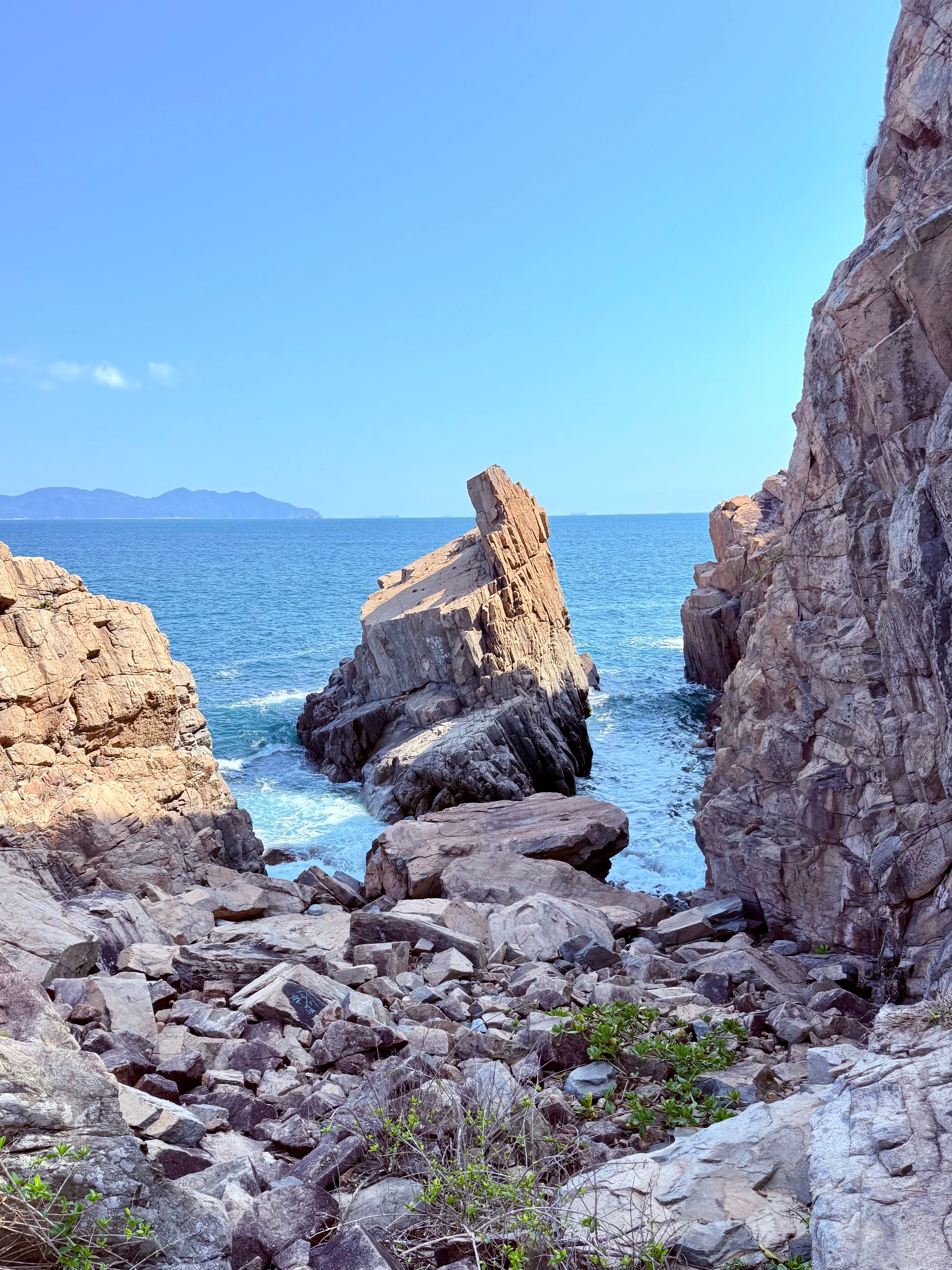 Dramatic Rocky Coastline with Ocean Waves · Free Stock Photo