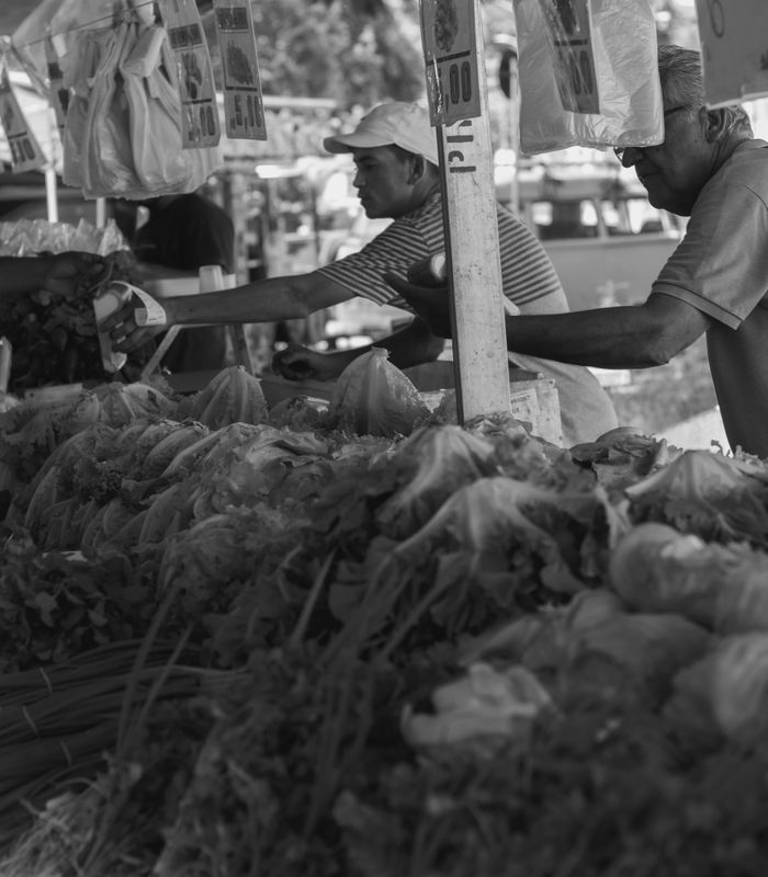 Vendedores em mercado de São Paulo, preto e branco