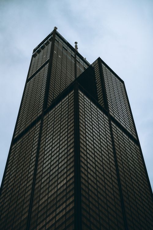 Free Striking view of Chicago's Willis Tower, showcasing modern urban architecture against a moody sky. Stock Photo