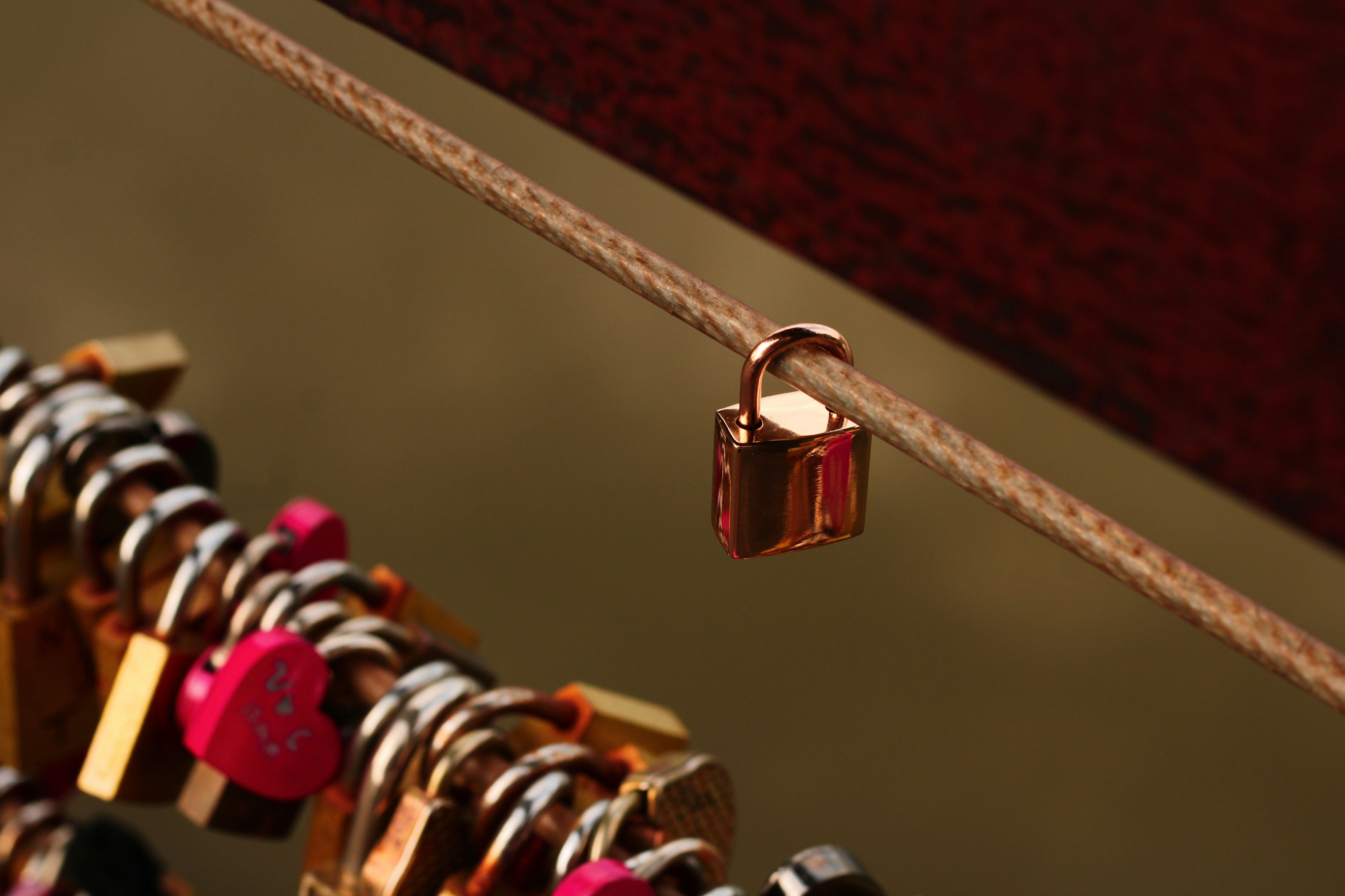 Cadenas d'amour romantique sur un câble à Holambra, São Paulo, symbolisant l'amour éternel.