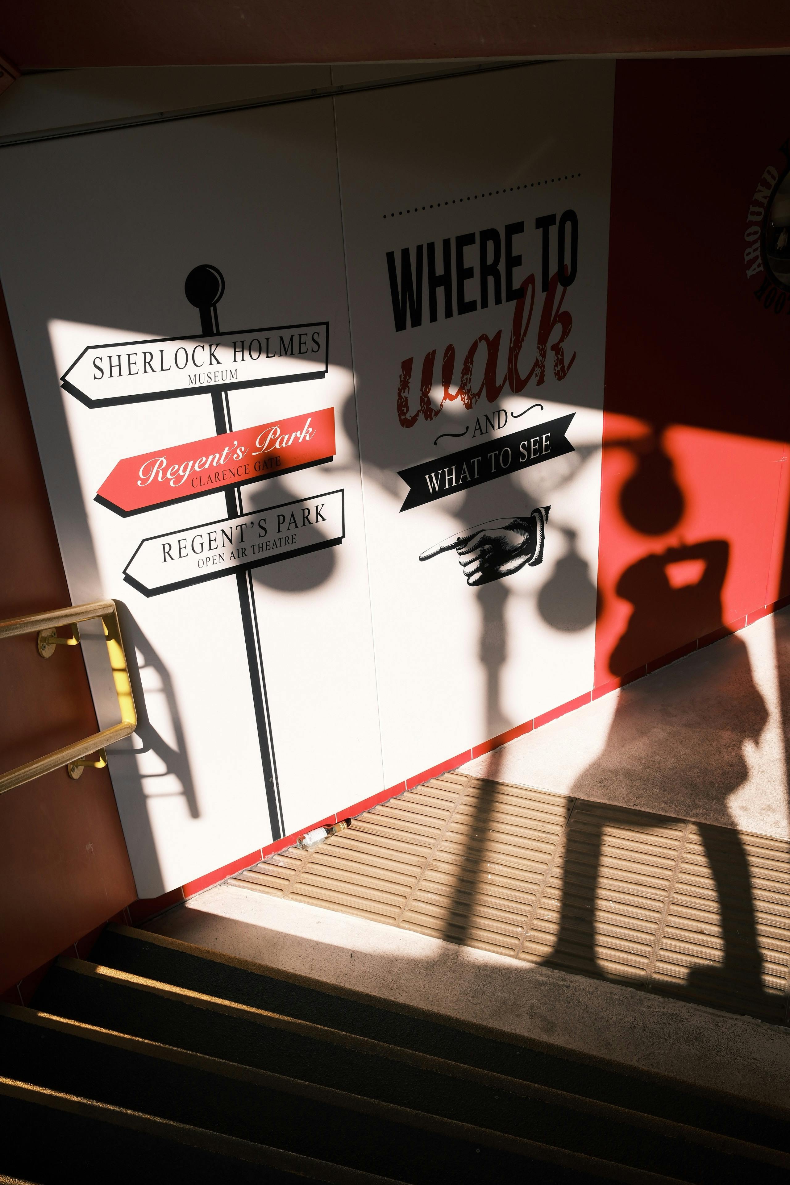 Kostnadsfria Skuggkastning nära Sherlock Holmes Museum-skylt i London. Stock foto