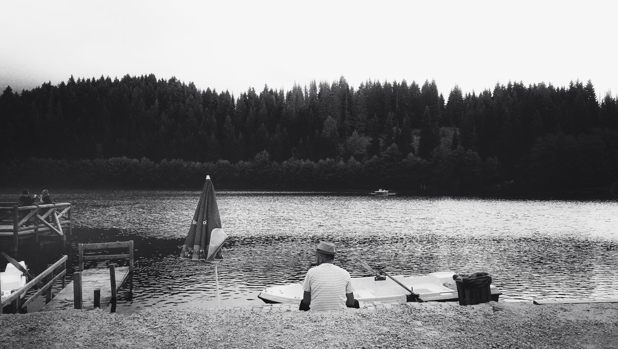 Black and White Tranquil Lakeside Scene · Free Stock Photo