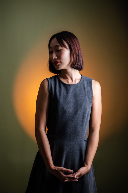 Free Elegant portrait of a woman with closed eyes against a vibrant, gradient backdrop. Stock Photo