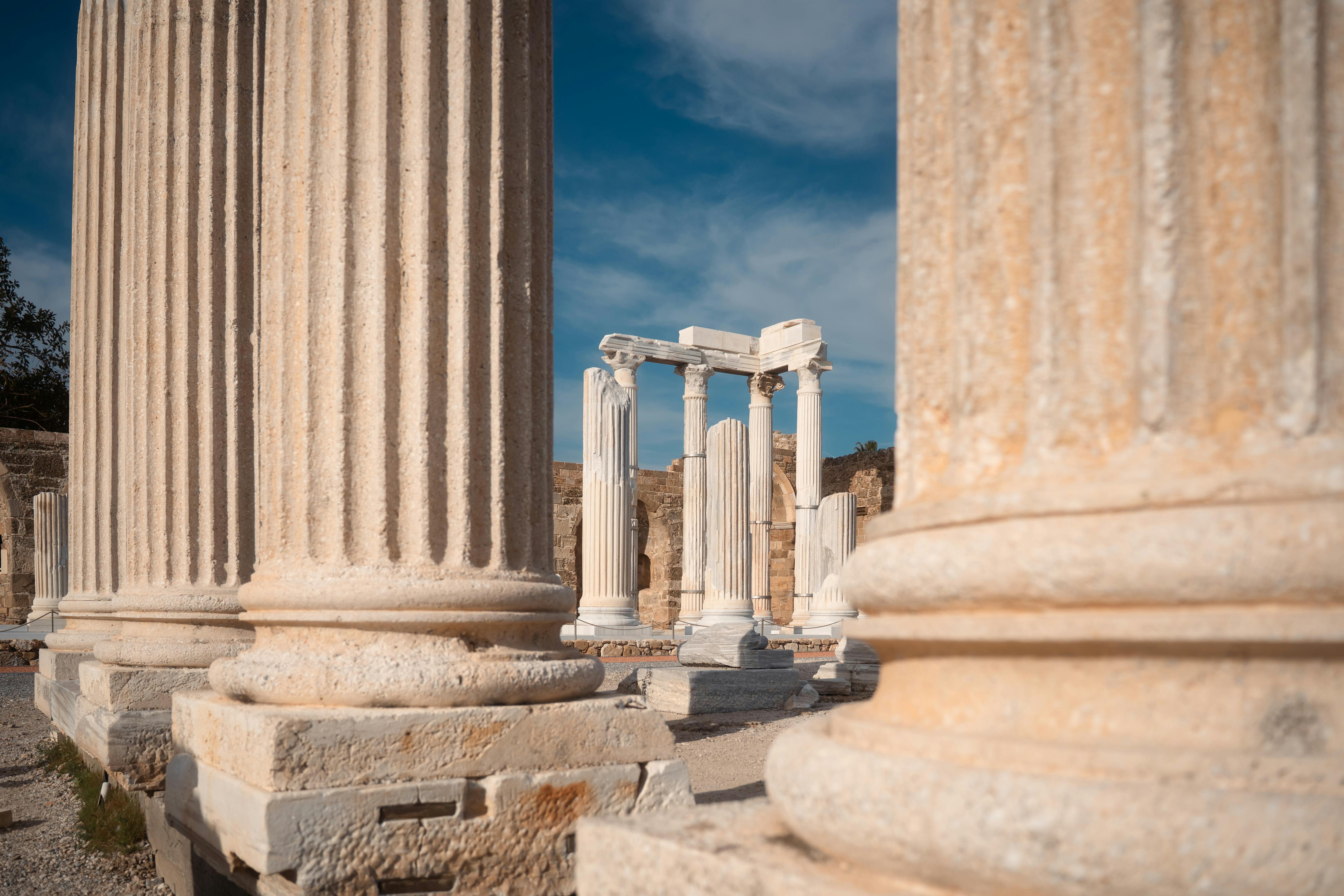 Colonnes romaines majestueuses à Side, Antalya sous un ciel bleu vif.