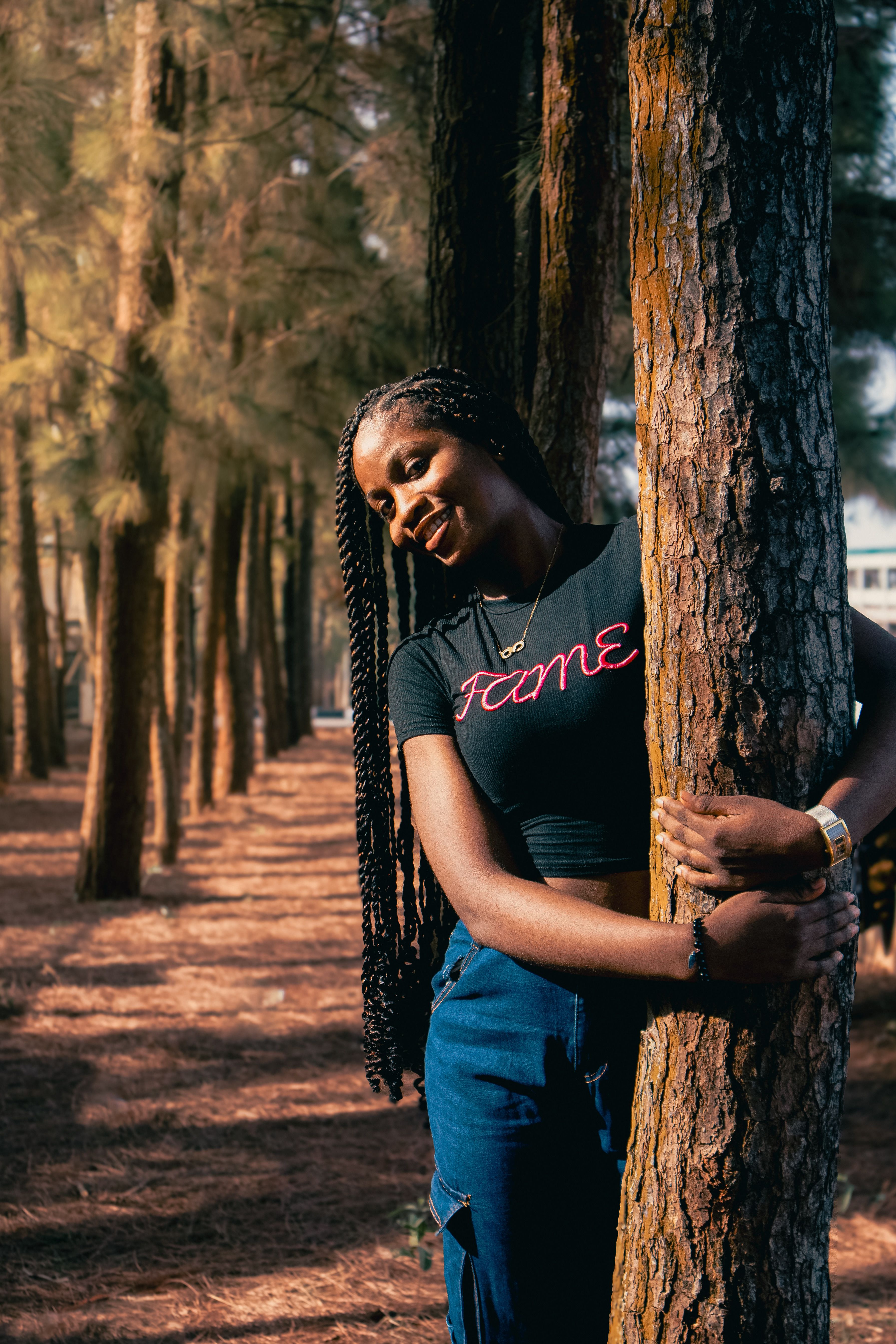 Mujer Sonriente Abrazando Un árbol En Un Bosque Iluminado Por El Sol ...