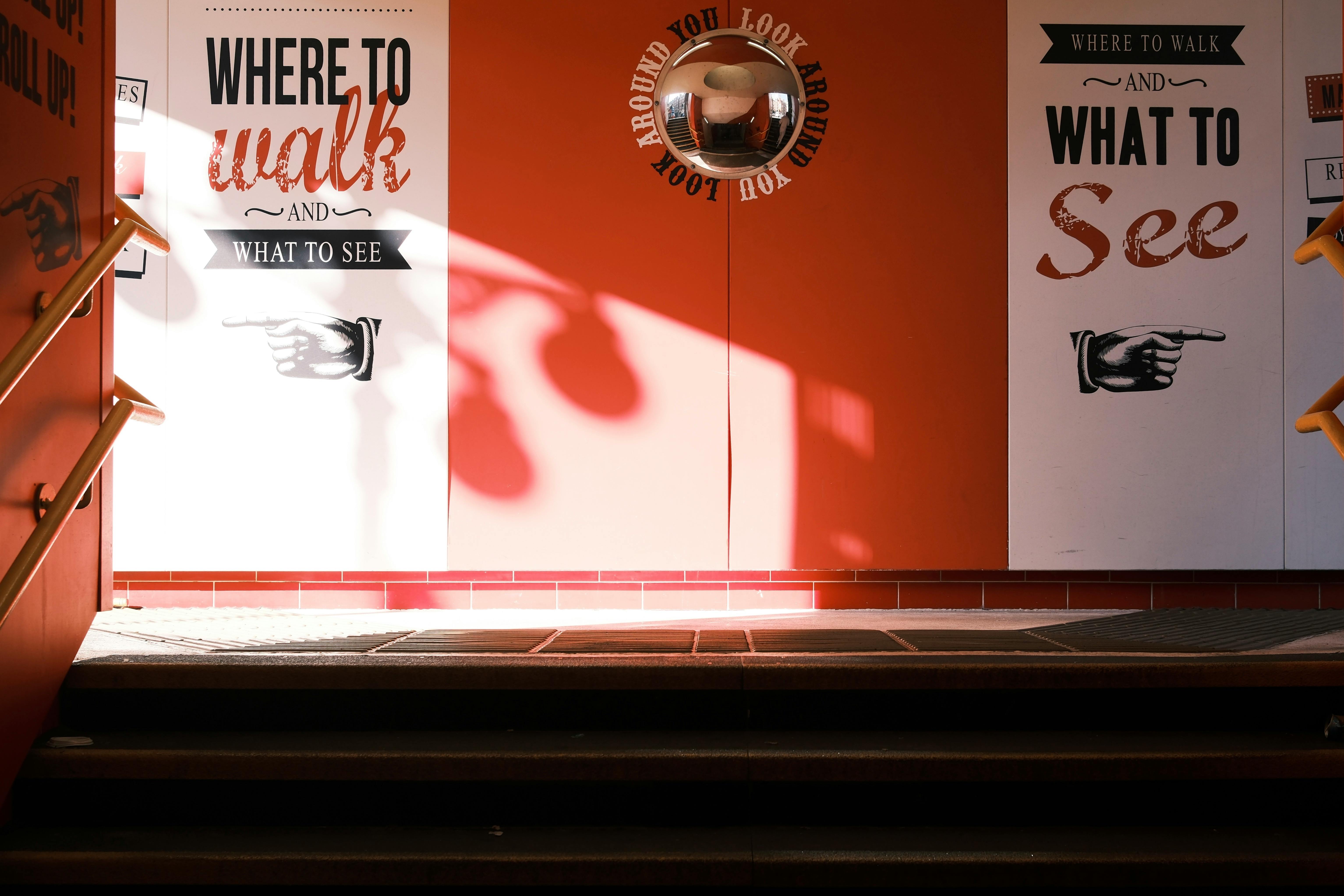 免費 明亮的城市樓梯，配有時尚的方向指示牌和反光球。 圖庫相片