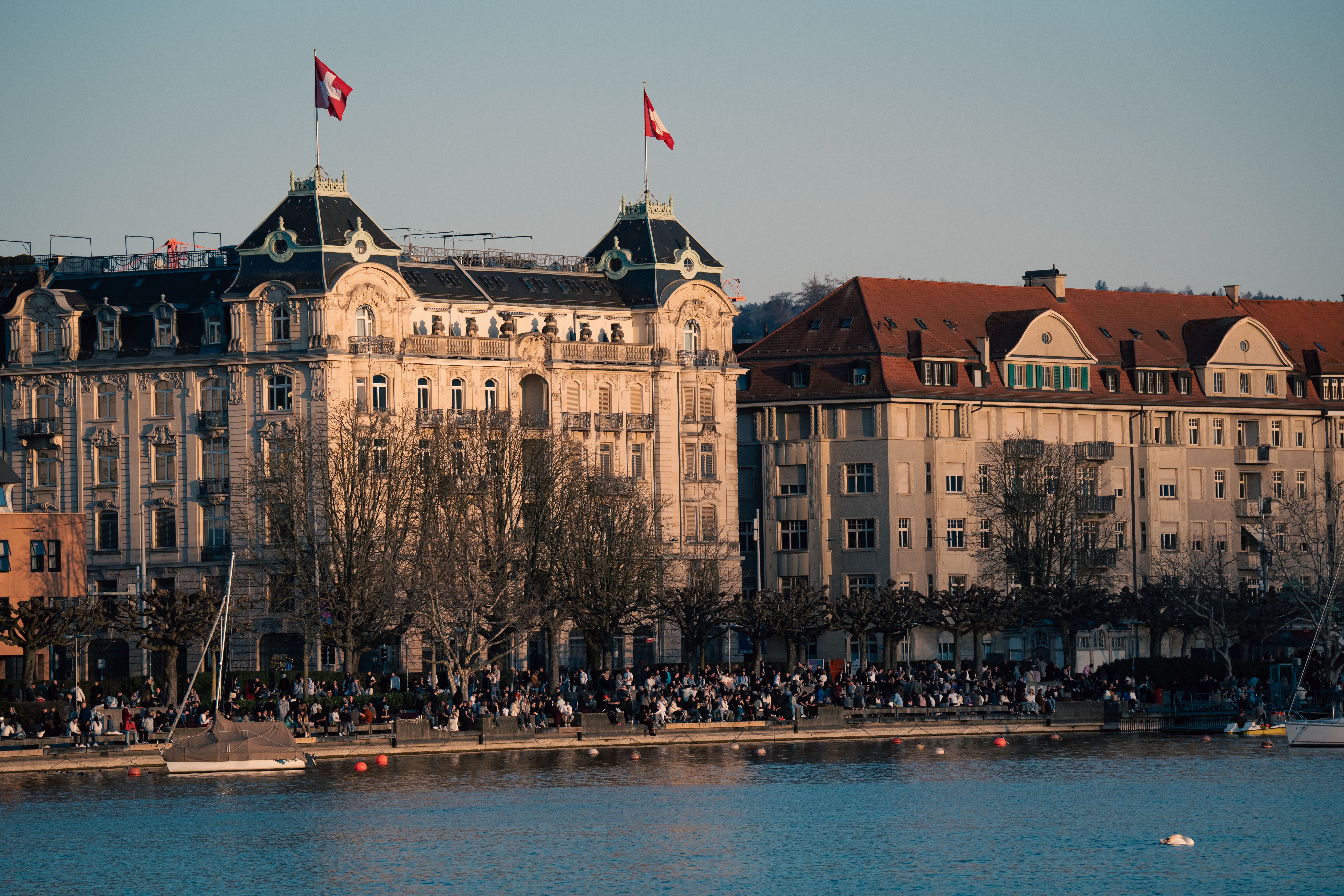 Atmosphärischer Blick auf den Zürichsee bei Meilen am Abend