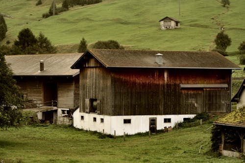 Graue Holzhäuser Auf Grünem Berg