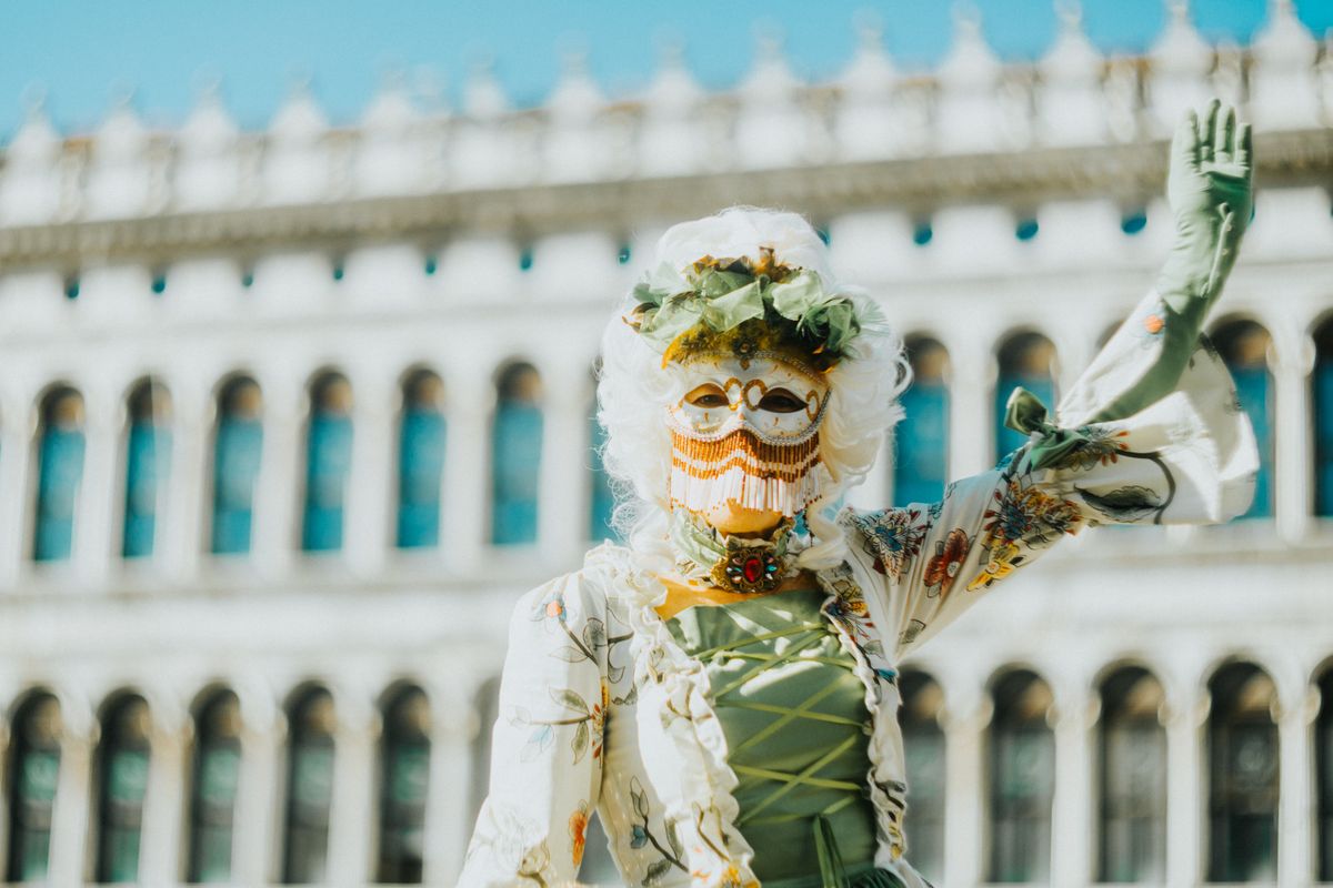 Spiagge di febbraio tra passeggiate e aria di mare — Carnevale Sestrese: la festa di febbraio tra carri allegorici e maschere
