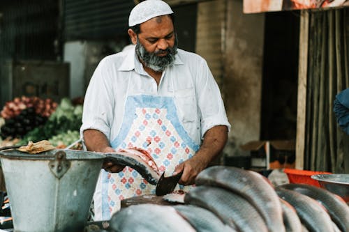 Foto profissional grátis de balde, barba, boné