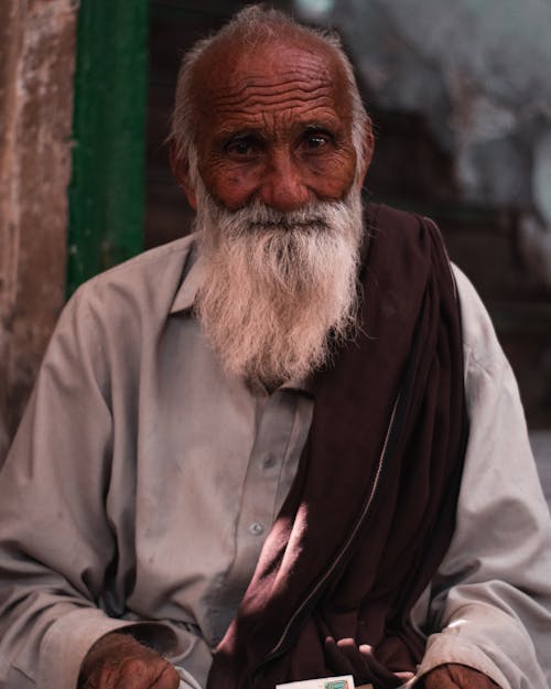 Bức ảnh Người đàn ông Mỉm Cười Với Bộ Râu