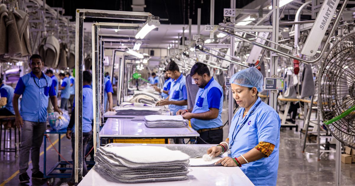 Produktionslinie mit Beschäftigten – Industriereinigung findet meist außerhalb der Produktionszeit statt