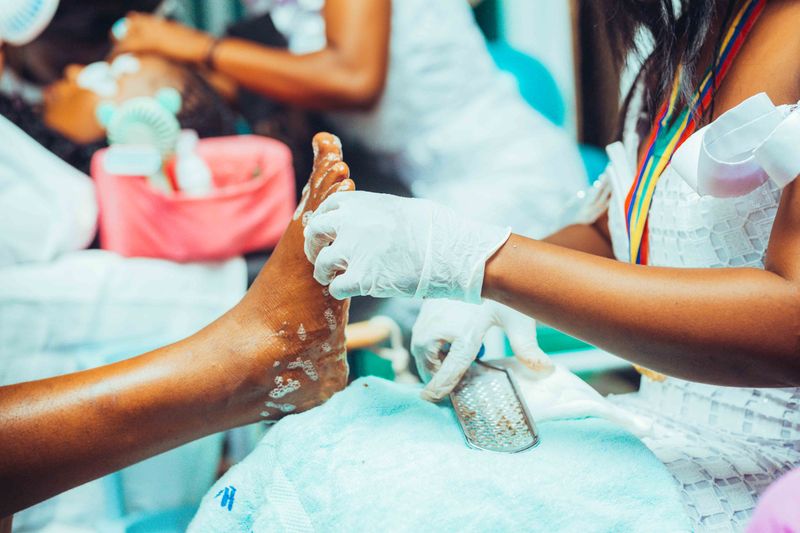 Tratamento de pedicure realizado em salão.