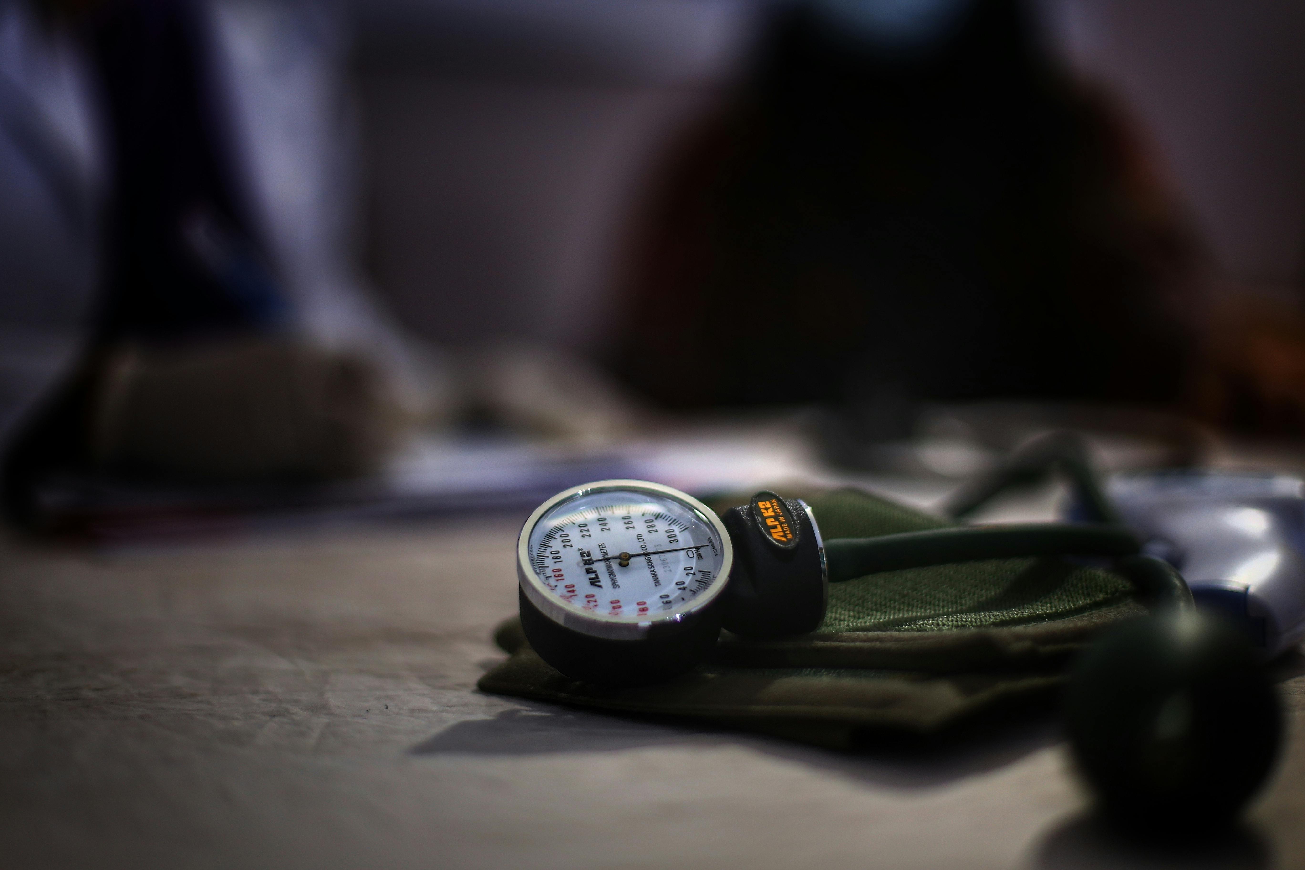 Gratis Imagen detallada de un esfigmomanómetro médico sobre una mesa, que indica la configuración de un chequeo de salud. Foto de stock